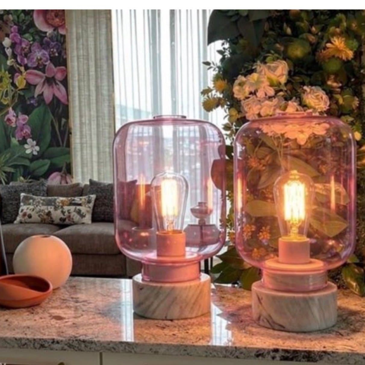 Bordslampa i rosa glas och marmor