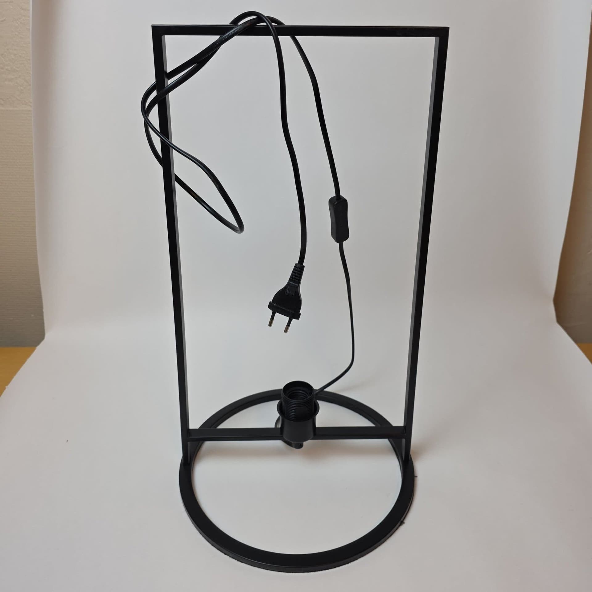 Bordslampa i metall, svart