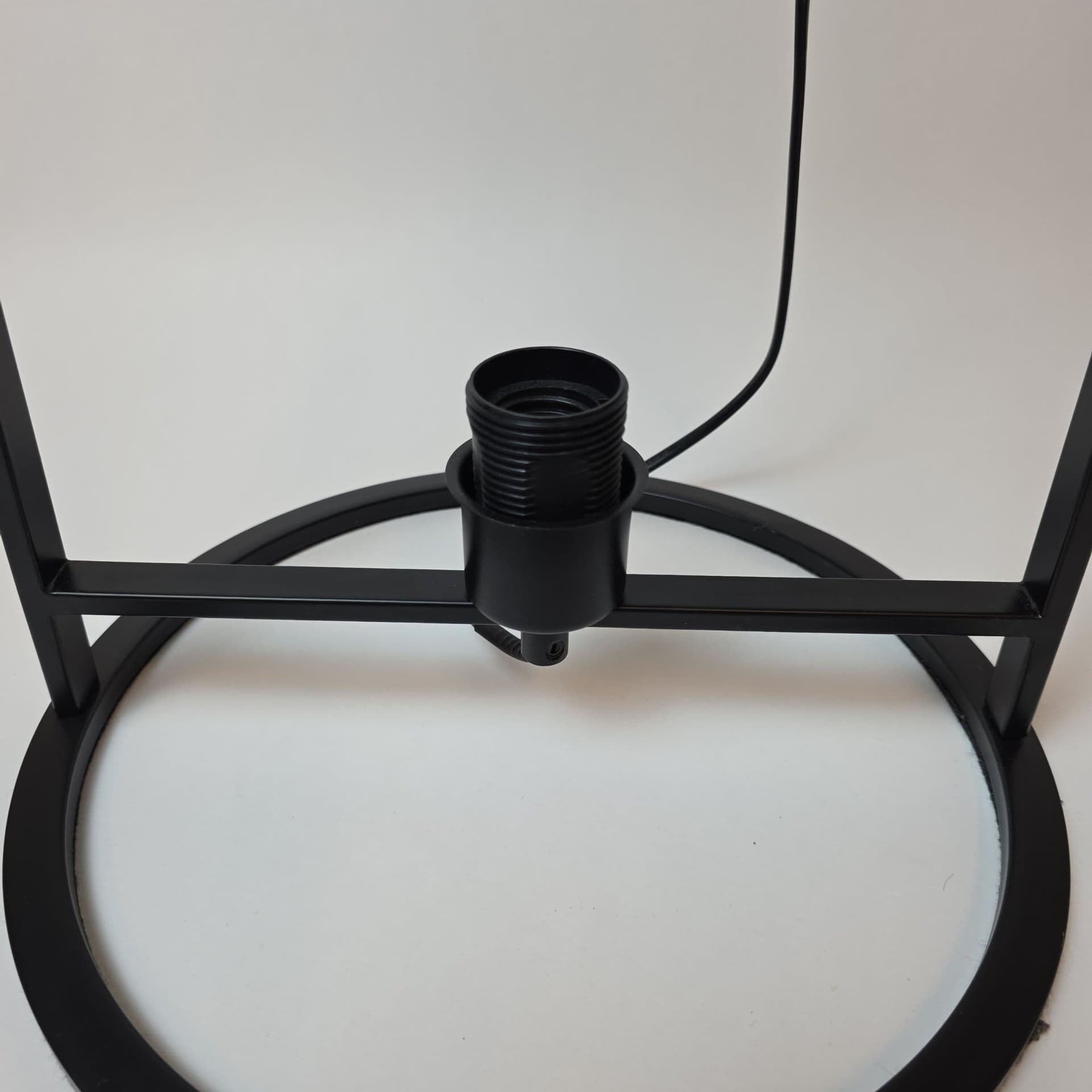 Bordslampa i metall, svart