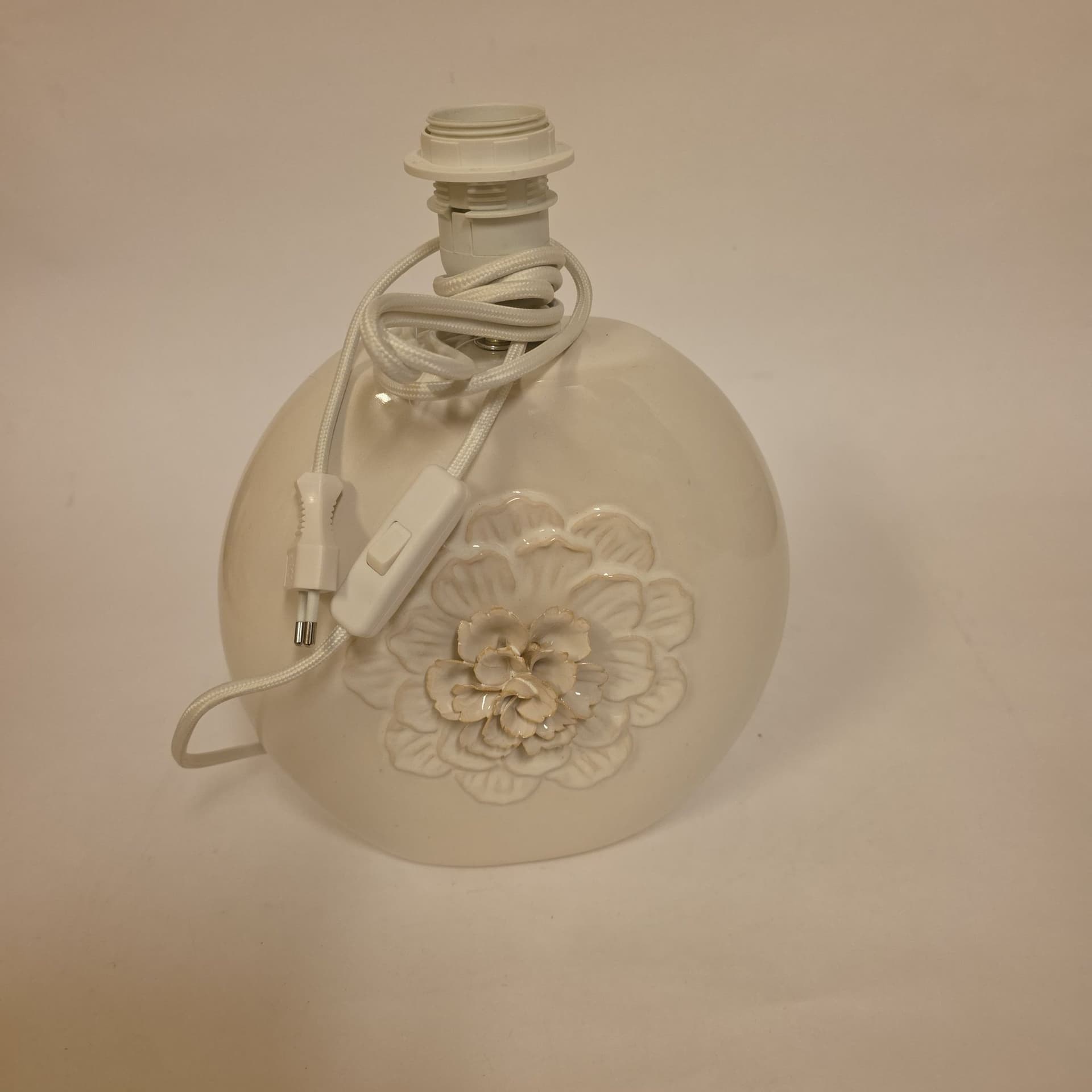 Bordslampa i keramik med blomdetalj