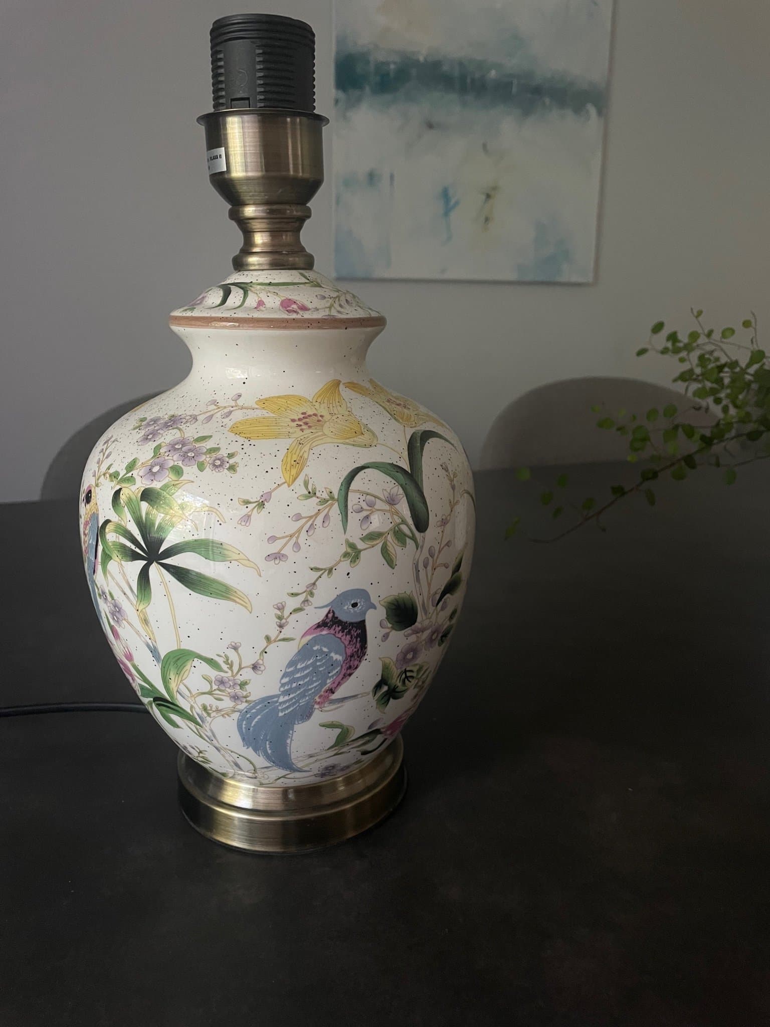 Bordslampa med blommigt mönster