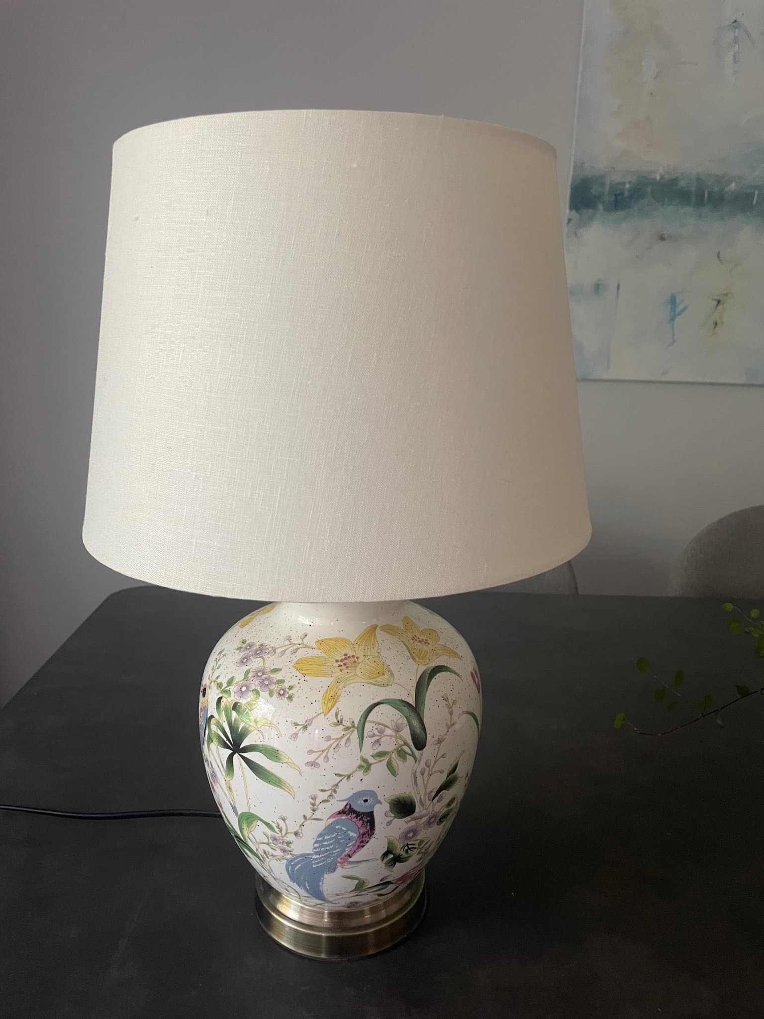Bordslampa med blommigt mönster