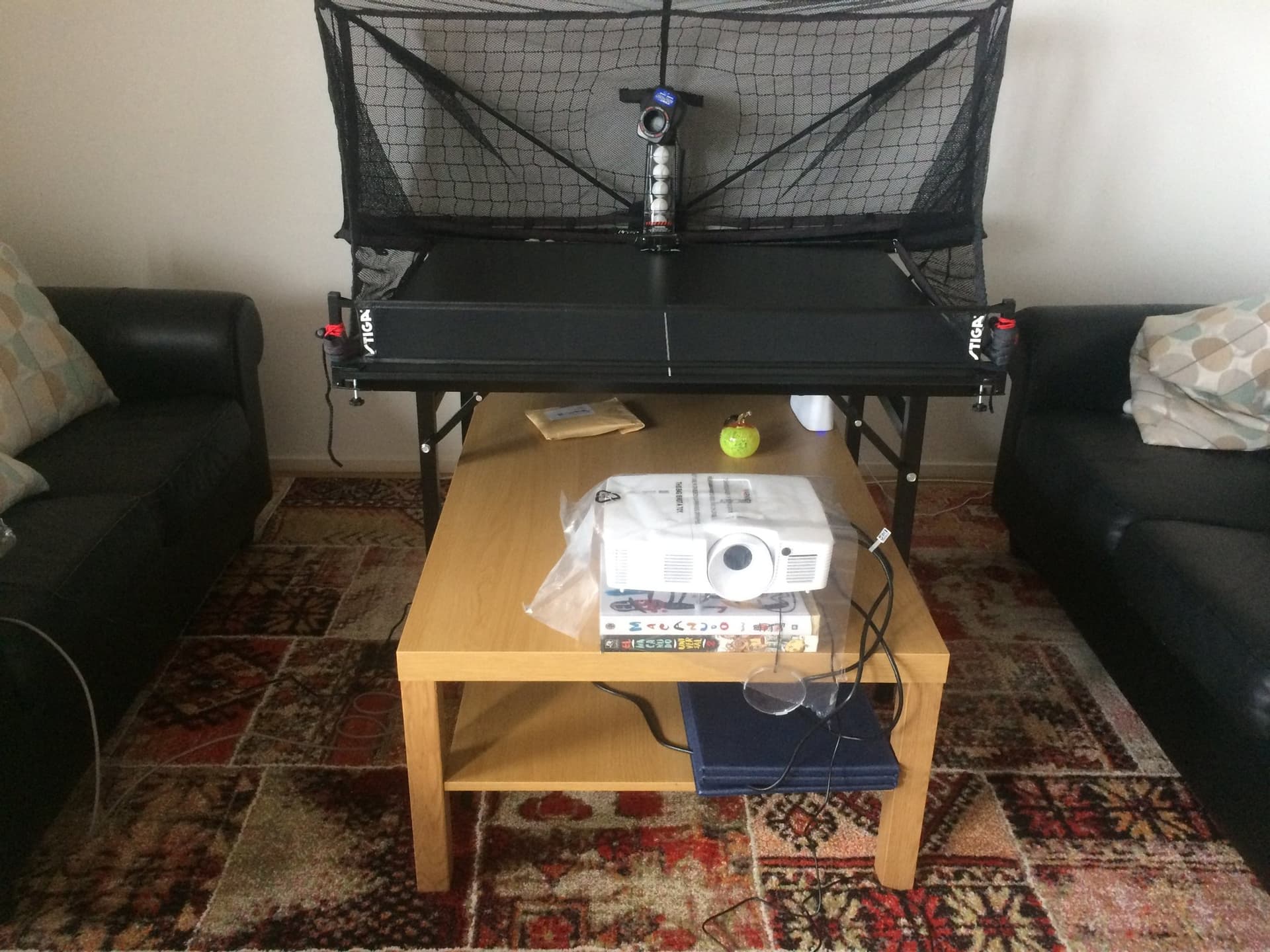 Newgy Robo-Pong 2055 bordtennisrobot med Stiga hopfällbart bord