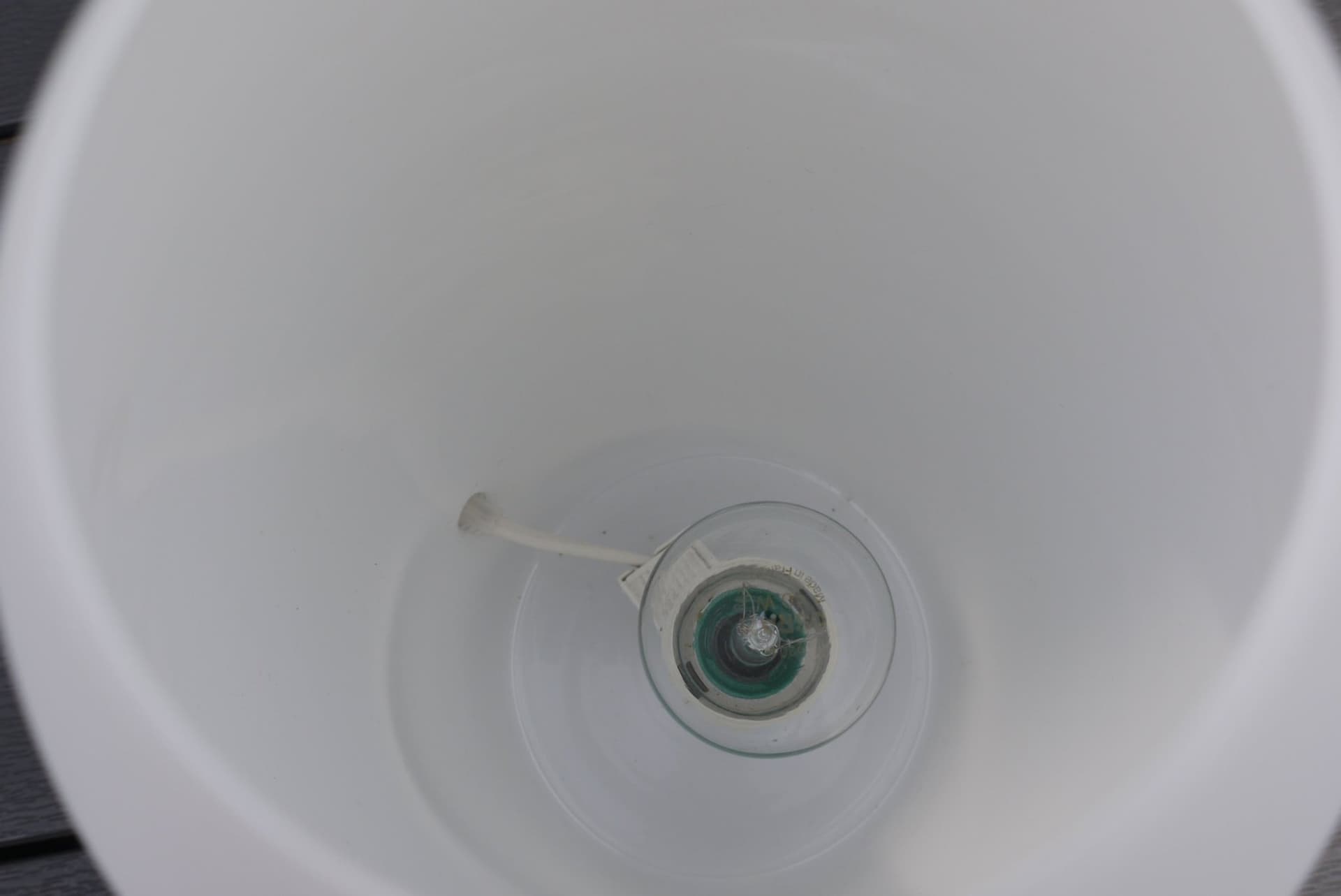 Bordslampa i vitt glas