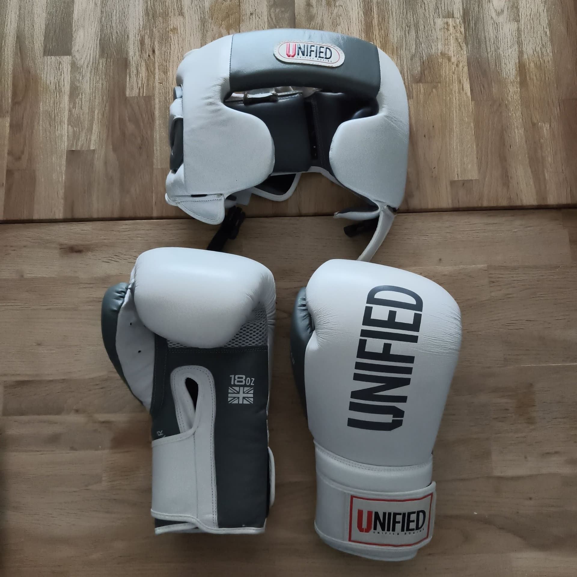 Unified boxing set (boxningshandskar 18oz & head guard)