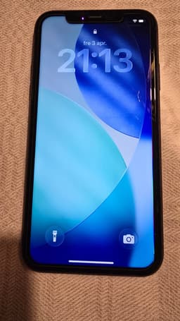 iPhone 11 med två skal