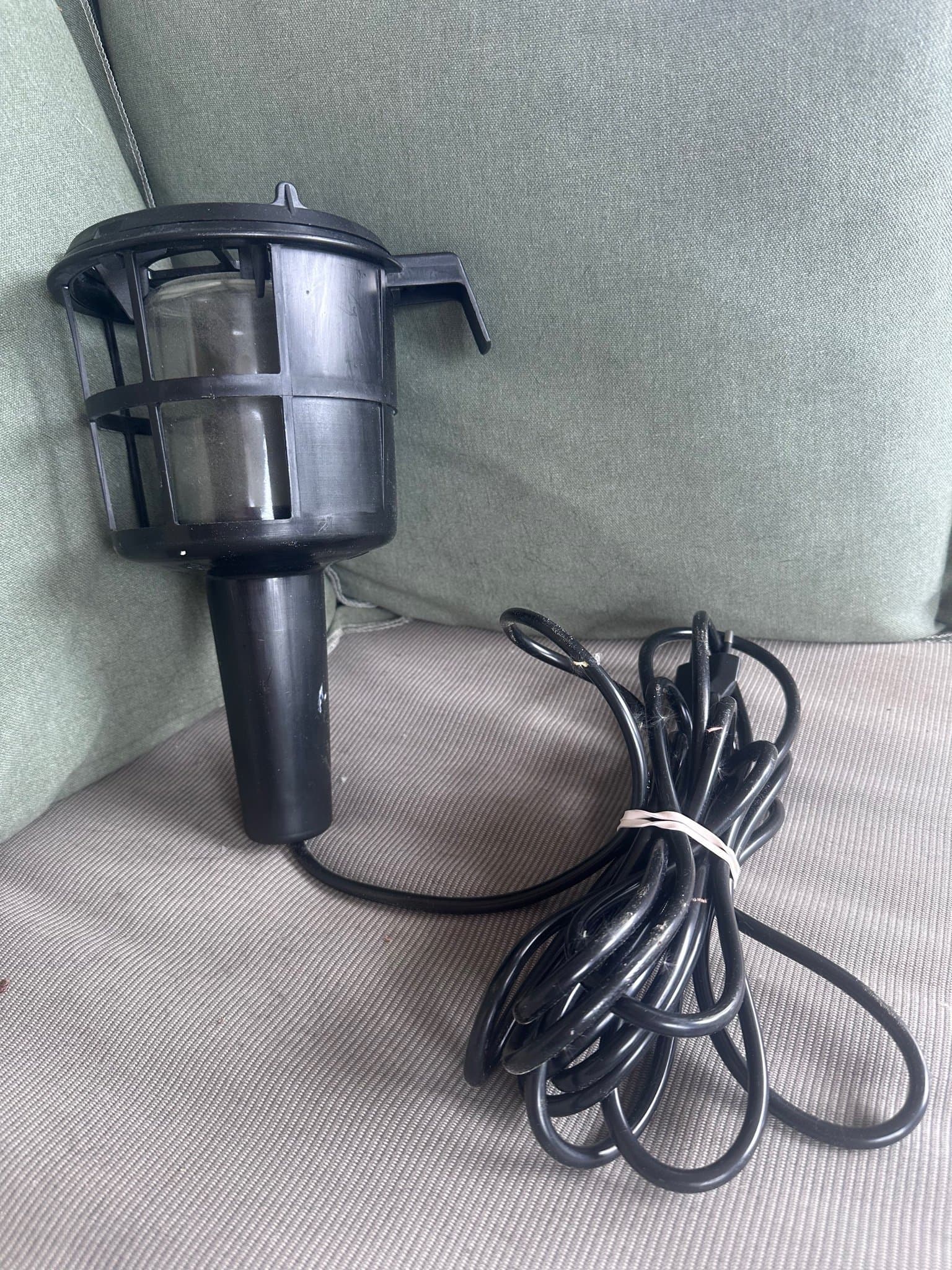 Svart utomhuslampa med jordad stickkontakt