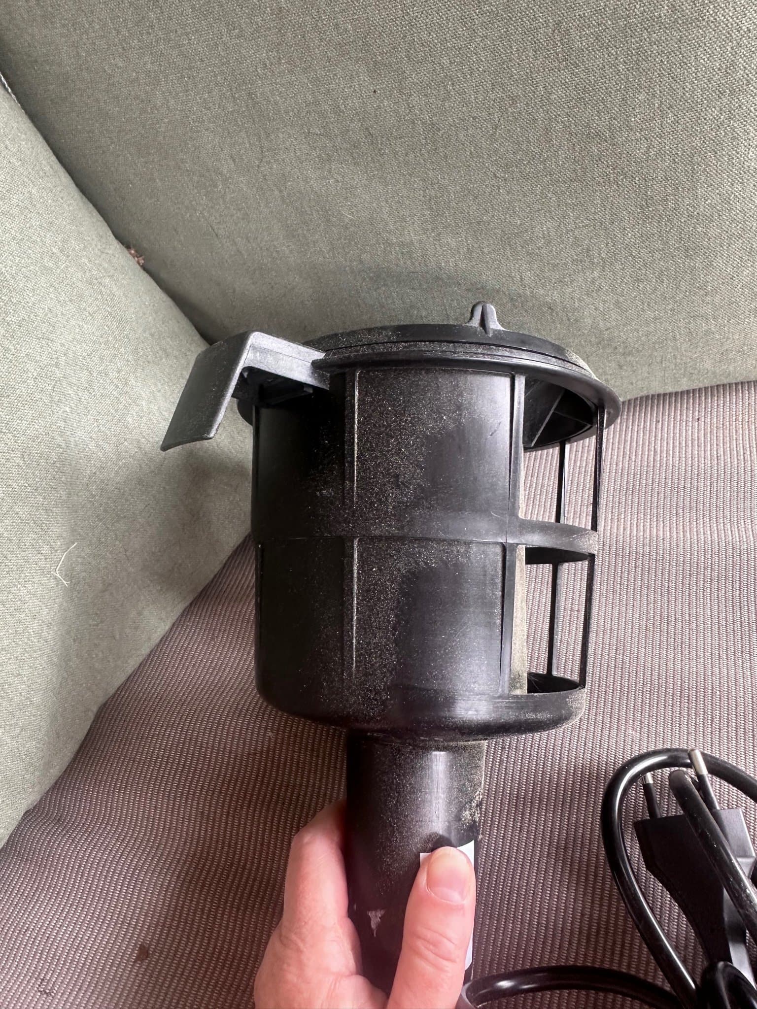 Svart utomhuslampa med jordad stickkontakt