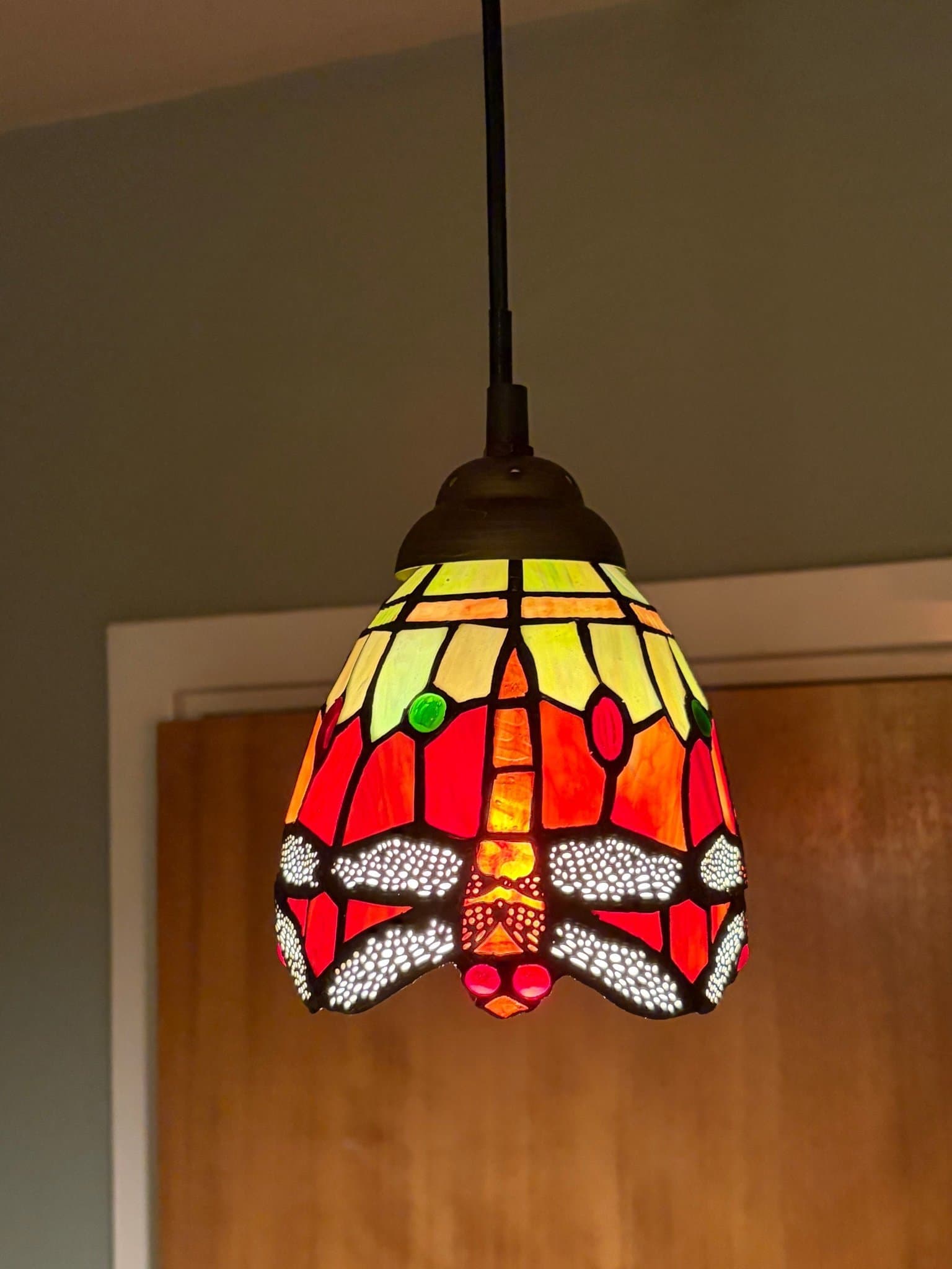 Trollslända Ädelsten tiffany fönsterlampa Norrsken Design