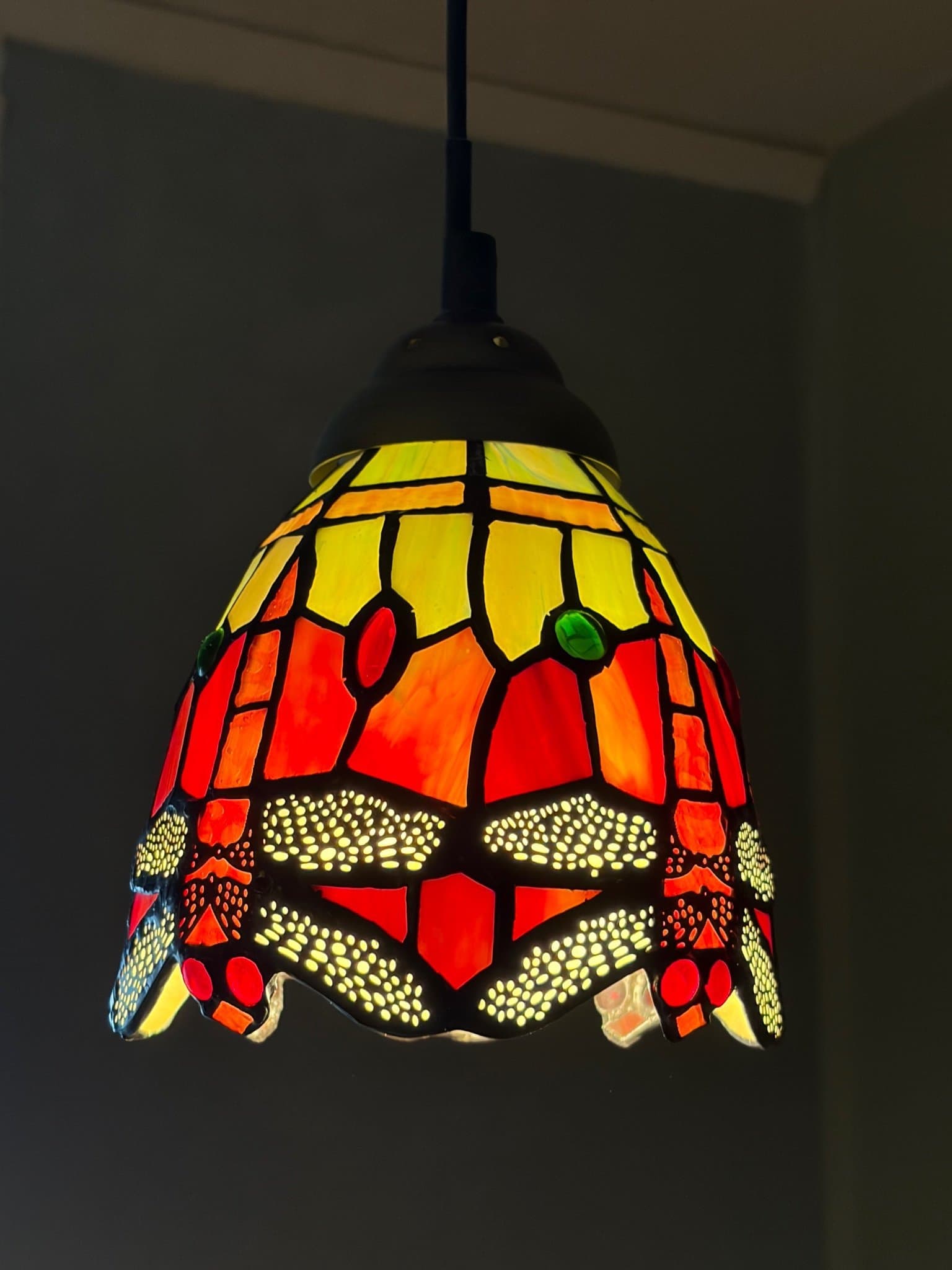 Trollslända Ädelsten tiffany fönsterlampa Norrsken Design
