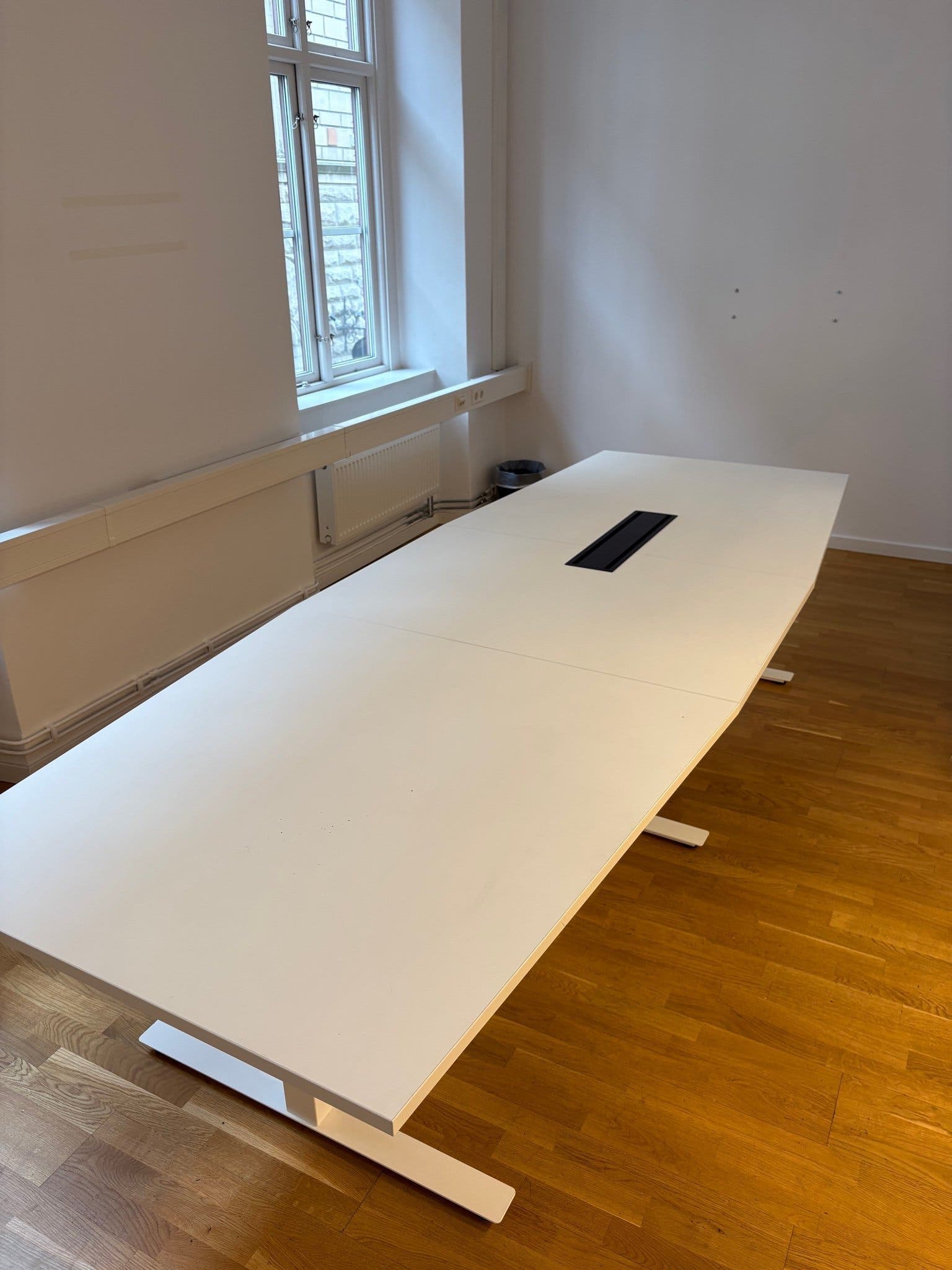 Konferensbord med integrerad ström och nätverk