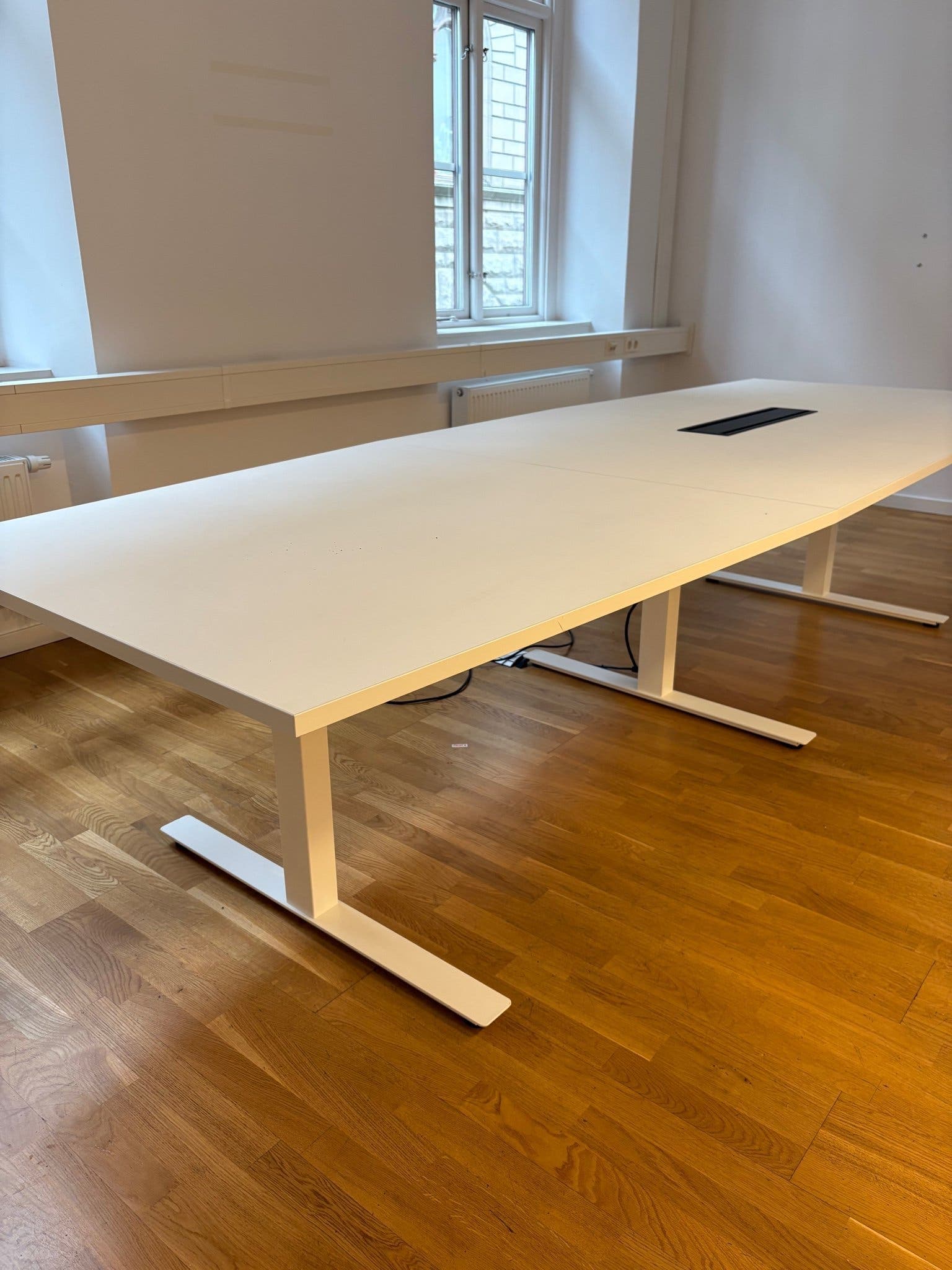 Konferensbord med integrerad ström och nätverk