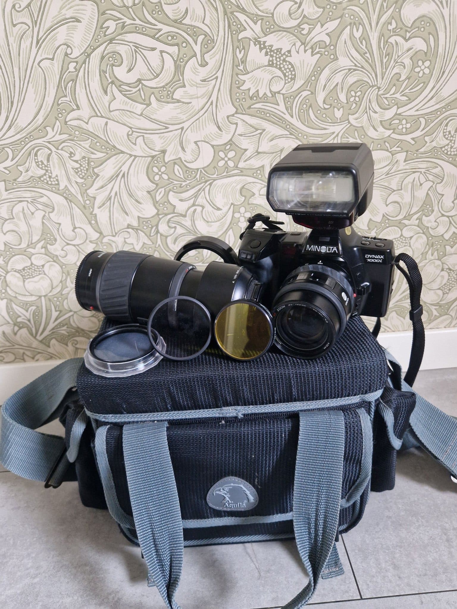 Minolta Dynax 7000i analog systemkamera med objektiv och blixt