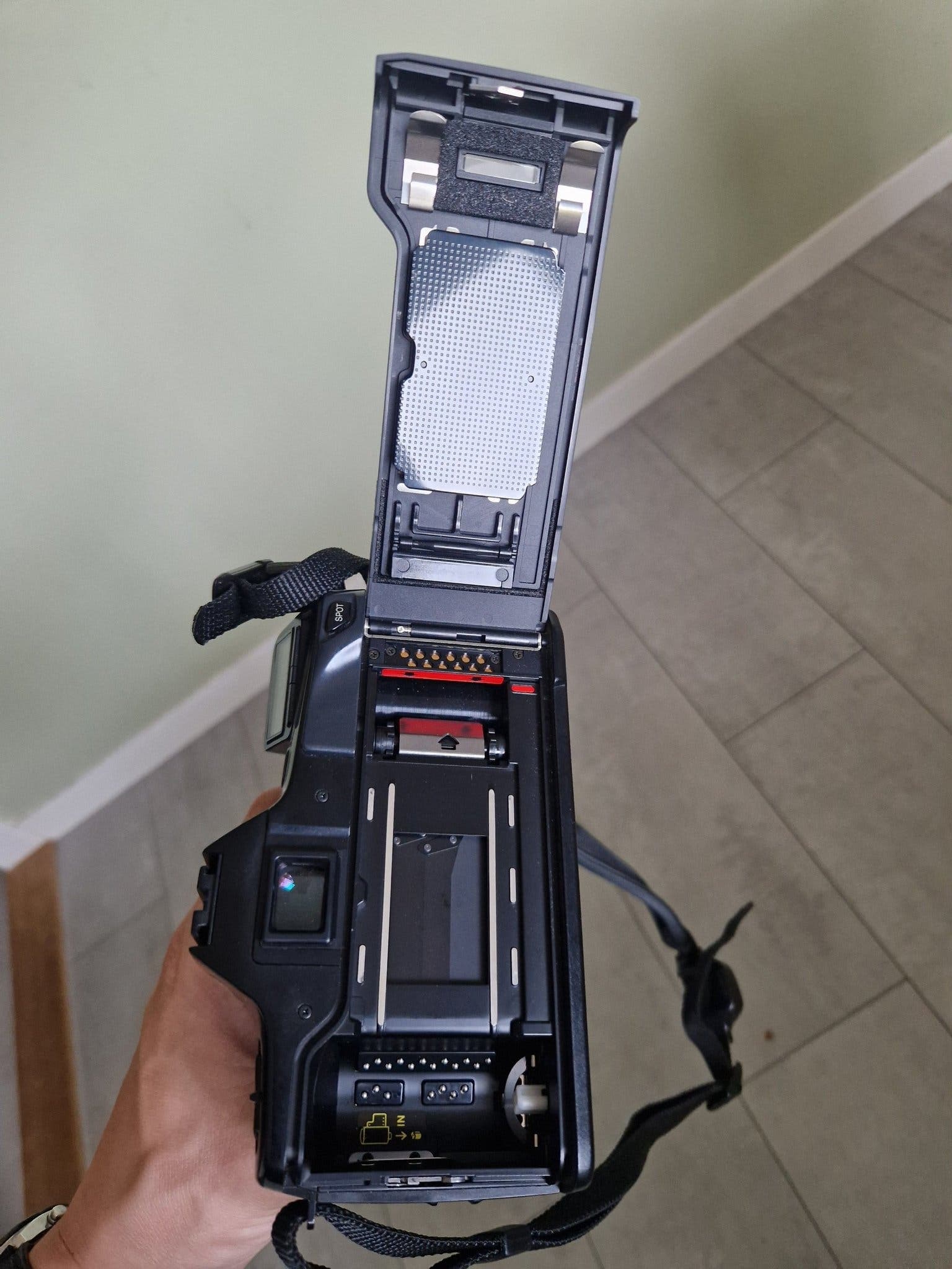 Minolta Dynax 7000i analog systemkamera med objektiv och blixt