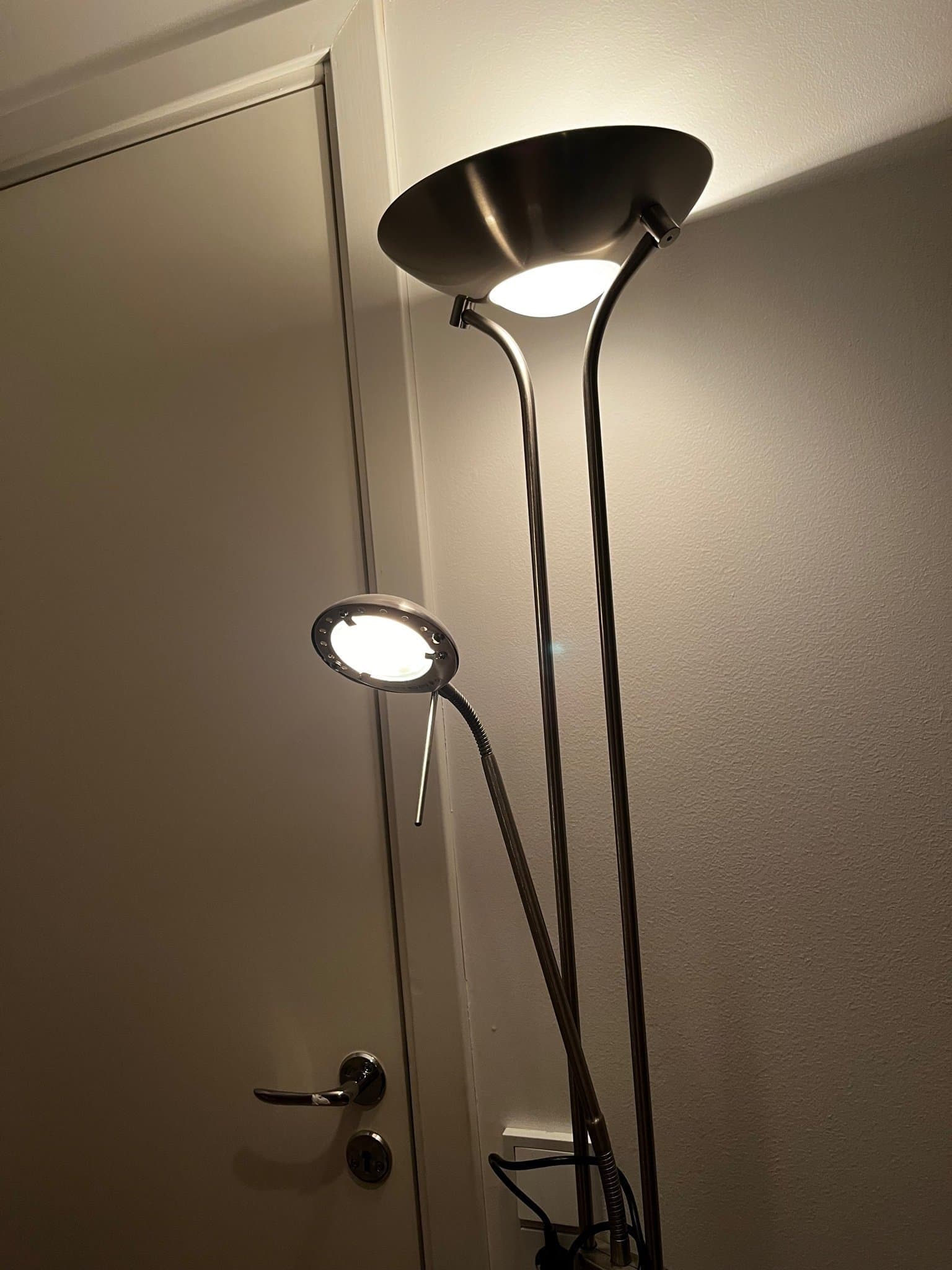 Golvlampa från Aneta Lighting med läslampa
