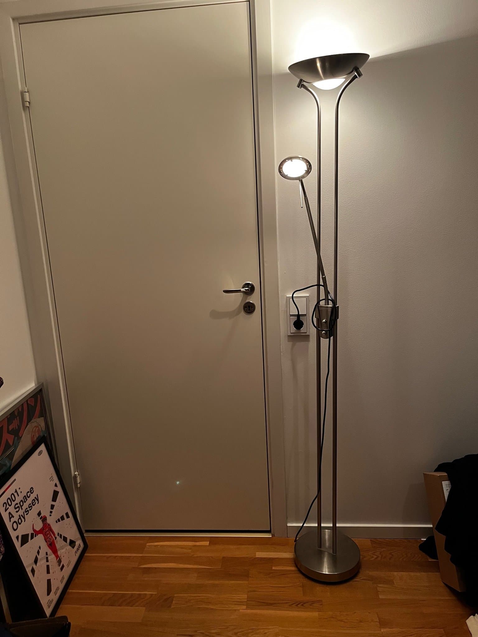 Golvlampa från Aneta Lighting med läslampa
