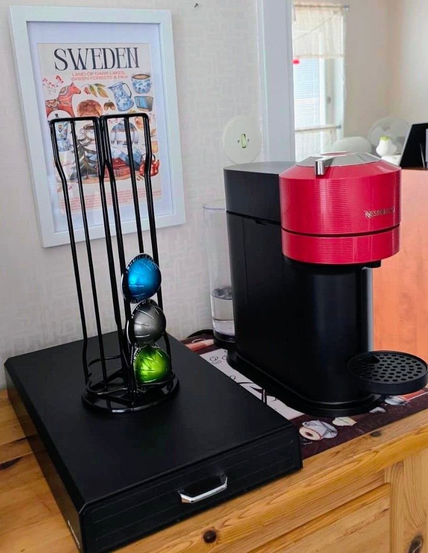 PAKET Nespresso Vertuo Next kaffemaskin med kapselhållare