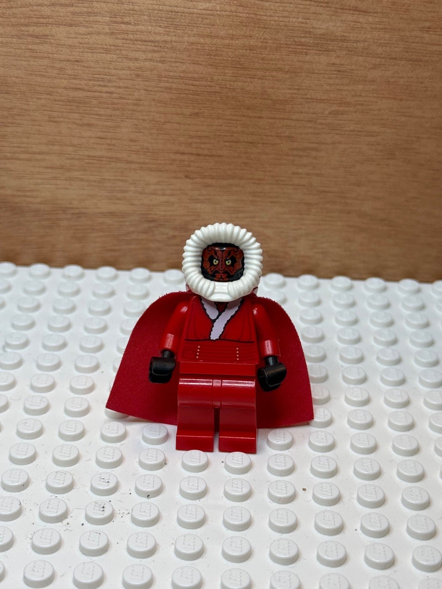 LEGO Star Wars Darth Maul minifigur med röd dräkt och cape