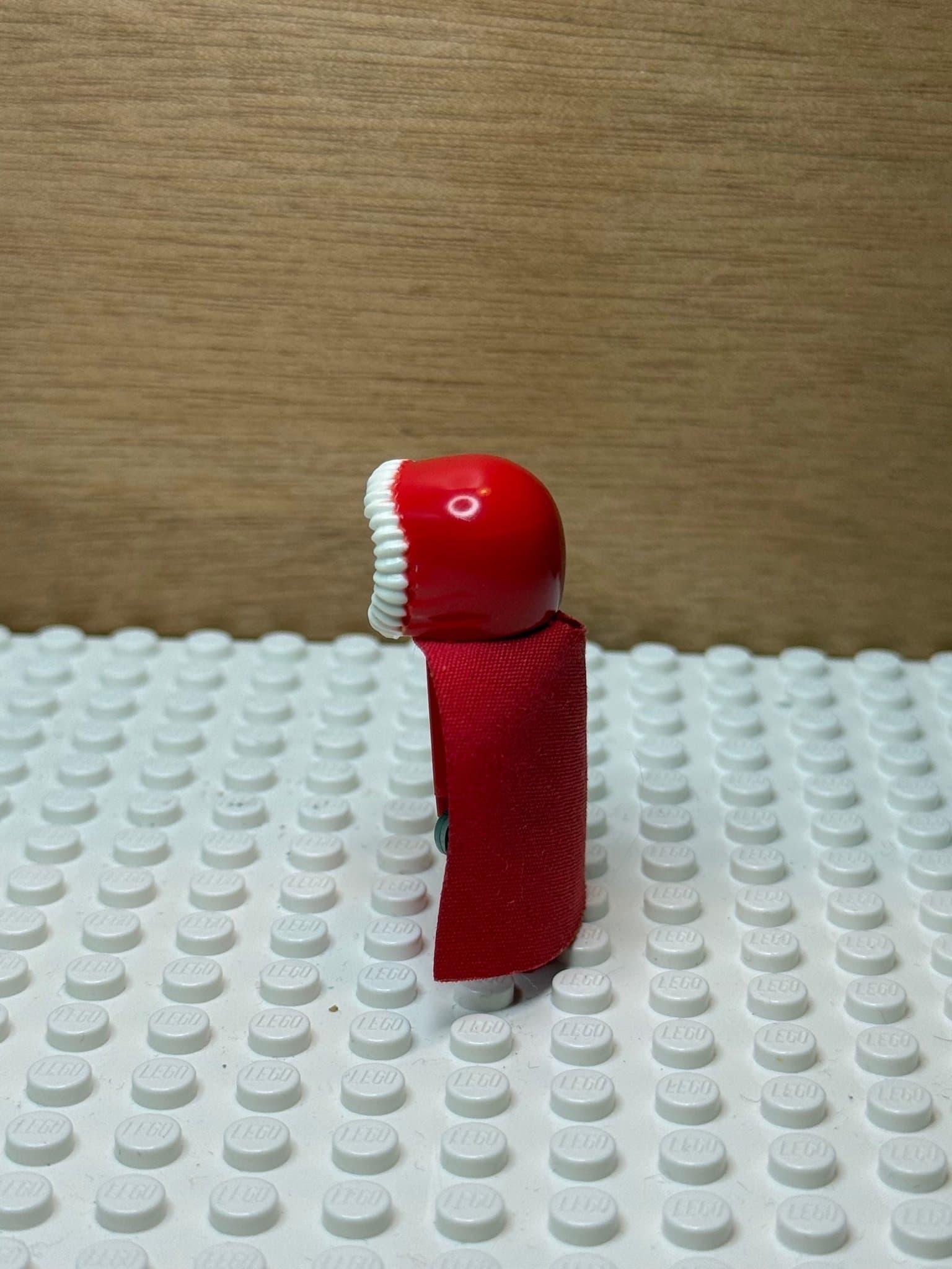 LEGO Star Wars Darth Maul minifigur med röd dräkt och cape