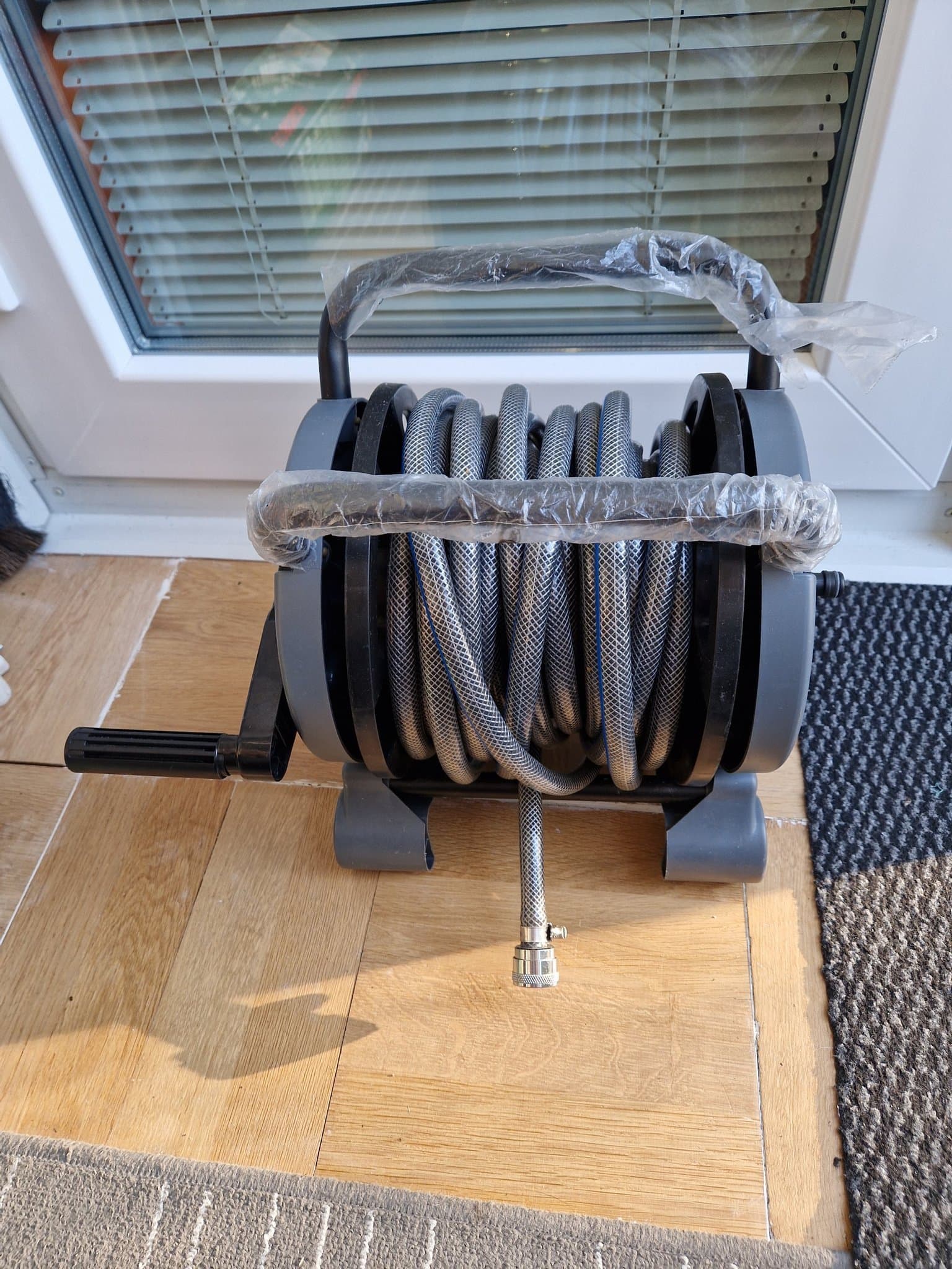 Trädgårdsslang med slangvinda och kran koppling
