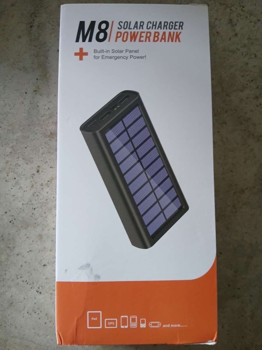 M8 Solar Power Bank med inbyggd solpanel