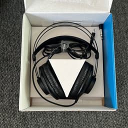 AKG K52 hörlurar