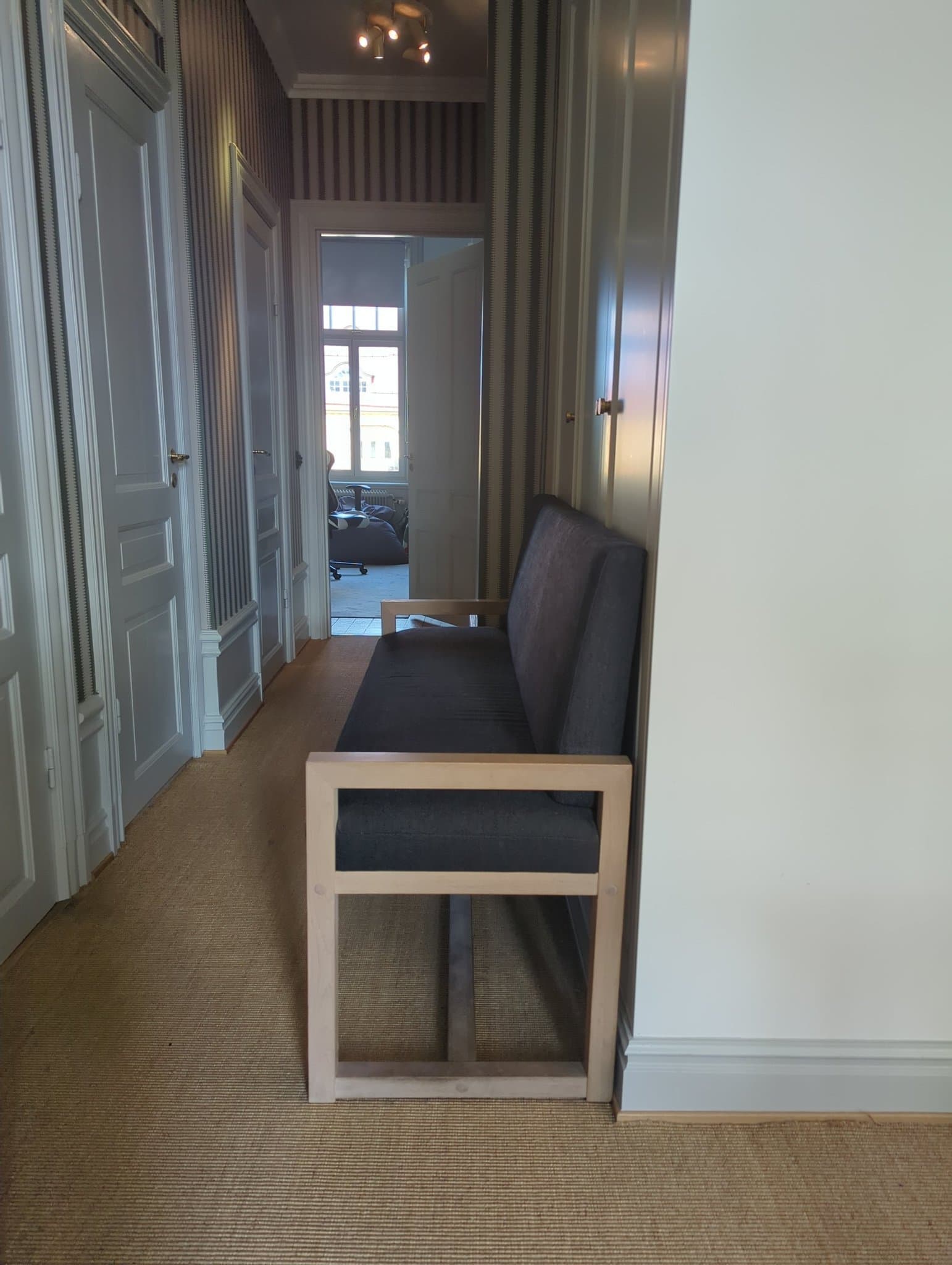 Sitt/soffbänk från Slettvoll i trä med mörkgrå klädsel