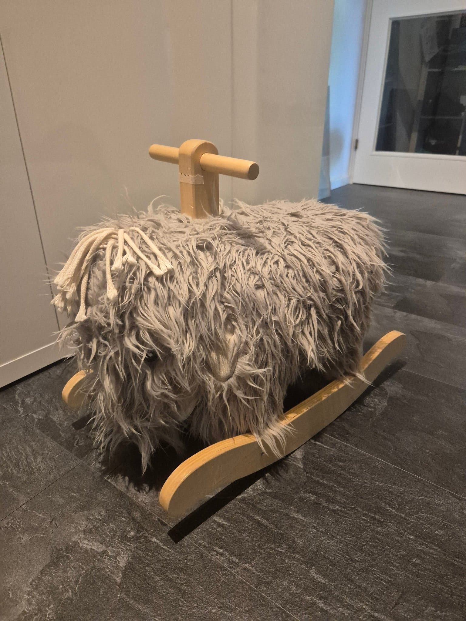 Gungfår i trä och mjukt tyg