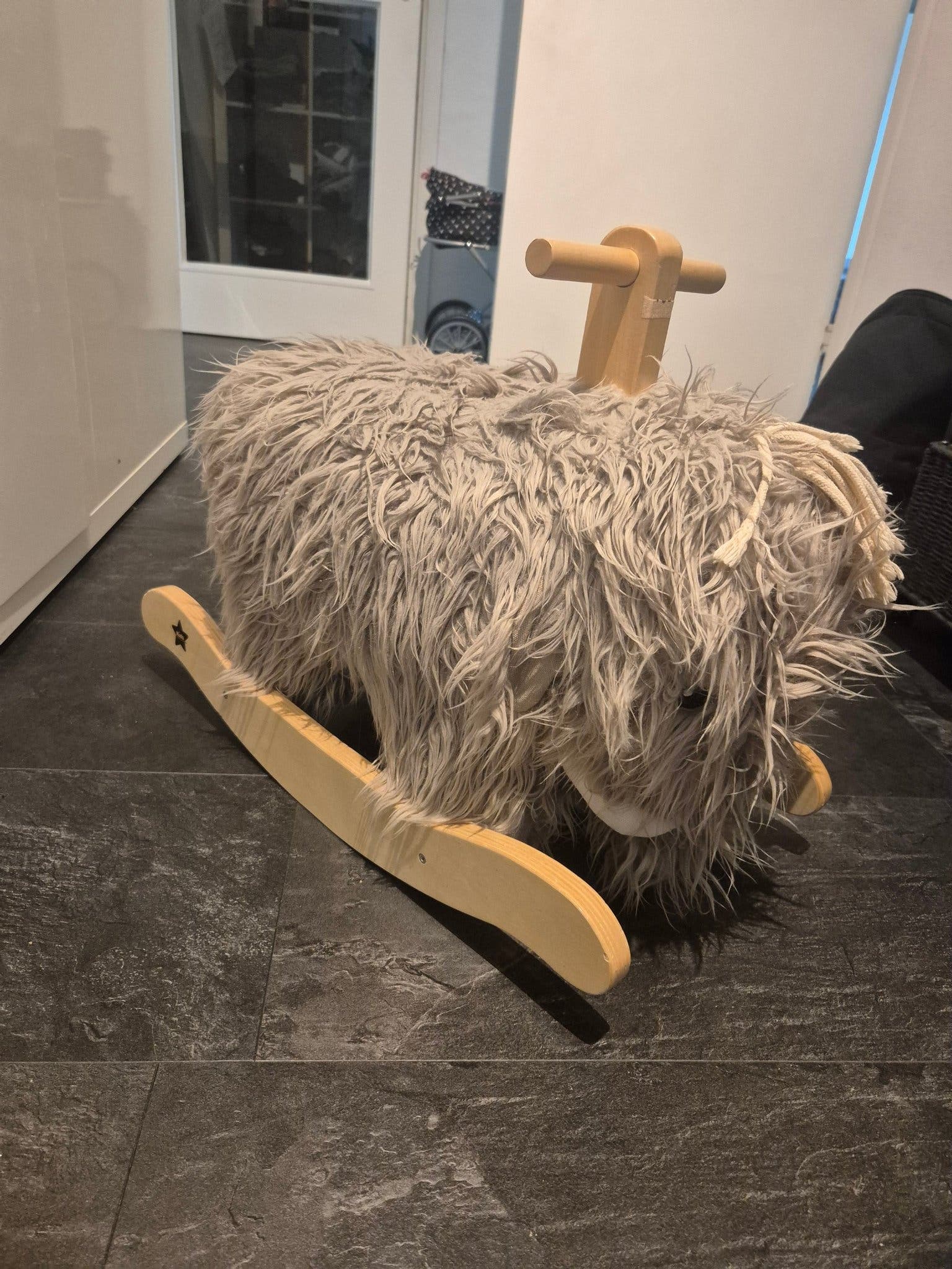 Gungfår i trä och mjukt tyg