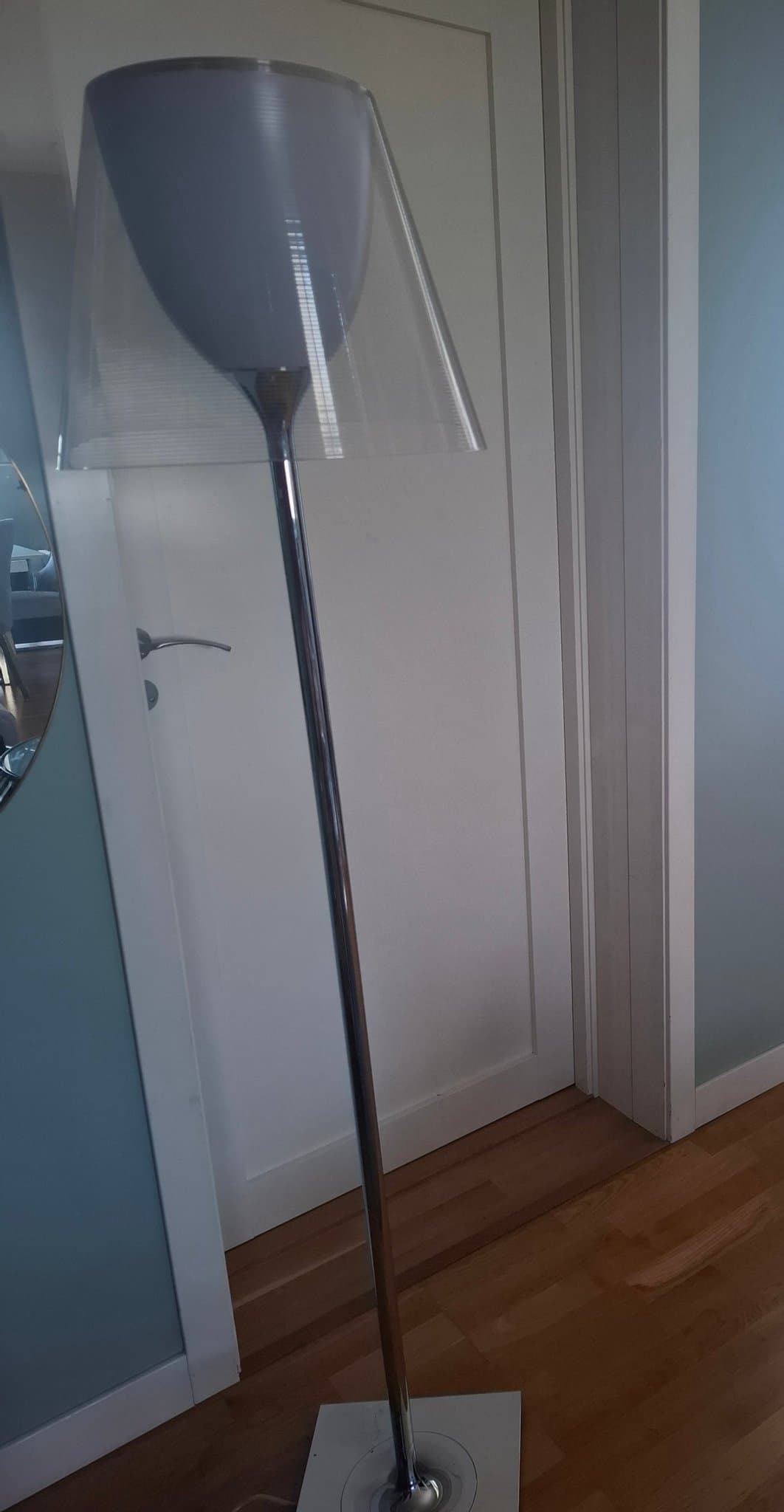FLOS KTribe F3 golvlampa, transparen. Golvlampa i krom med transparent skärm