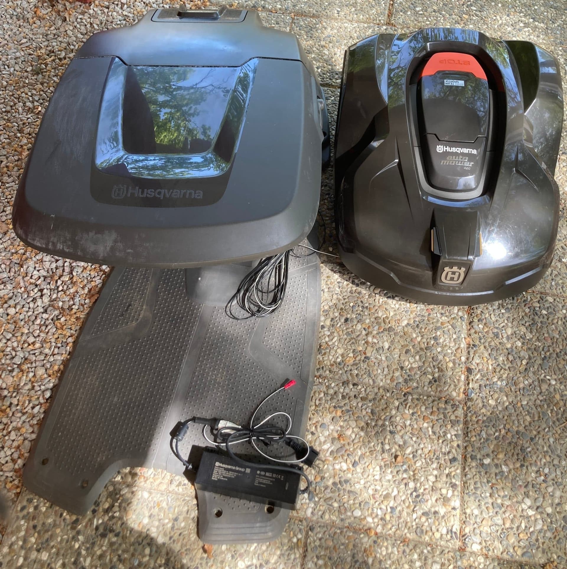 Husqvarna Automower 420 Robotgräsklippare med laddstation och tillbehör