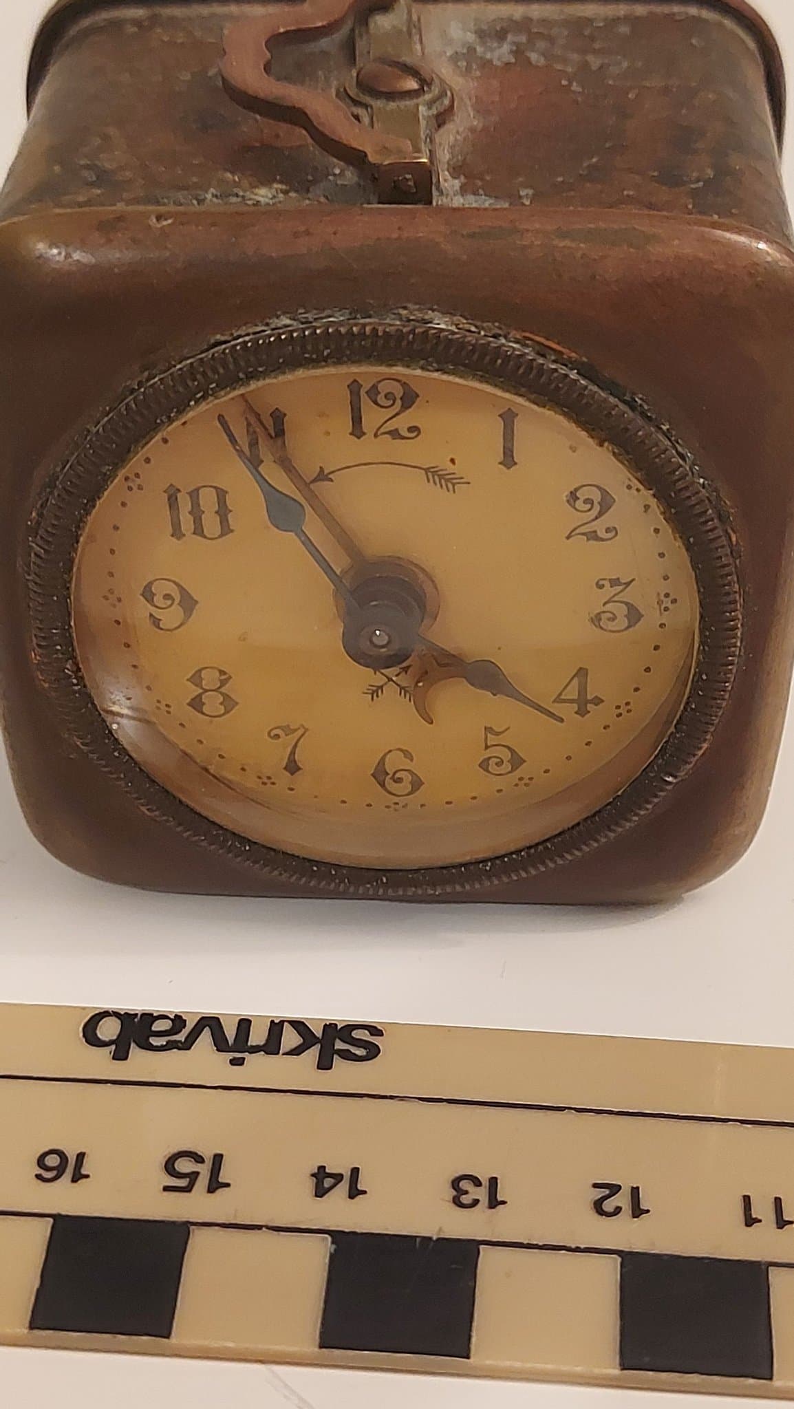 Antik mekanisk alarmklocka i läderklädd metall från 1920-talet retro bordsklocka