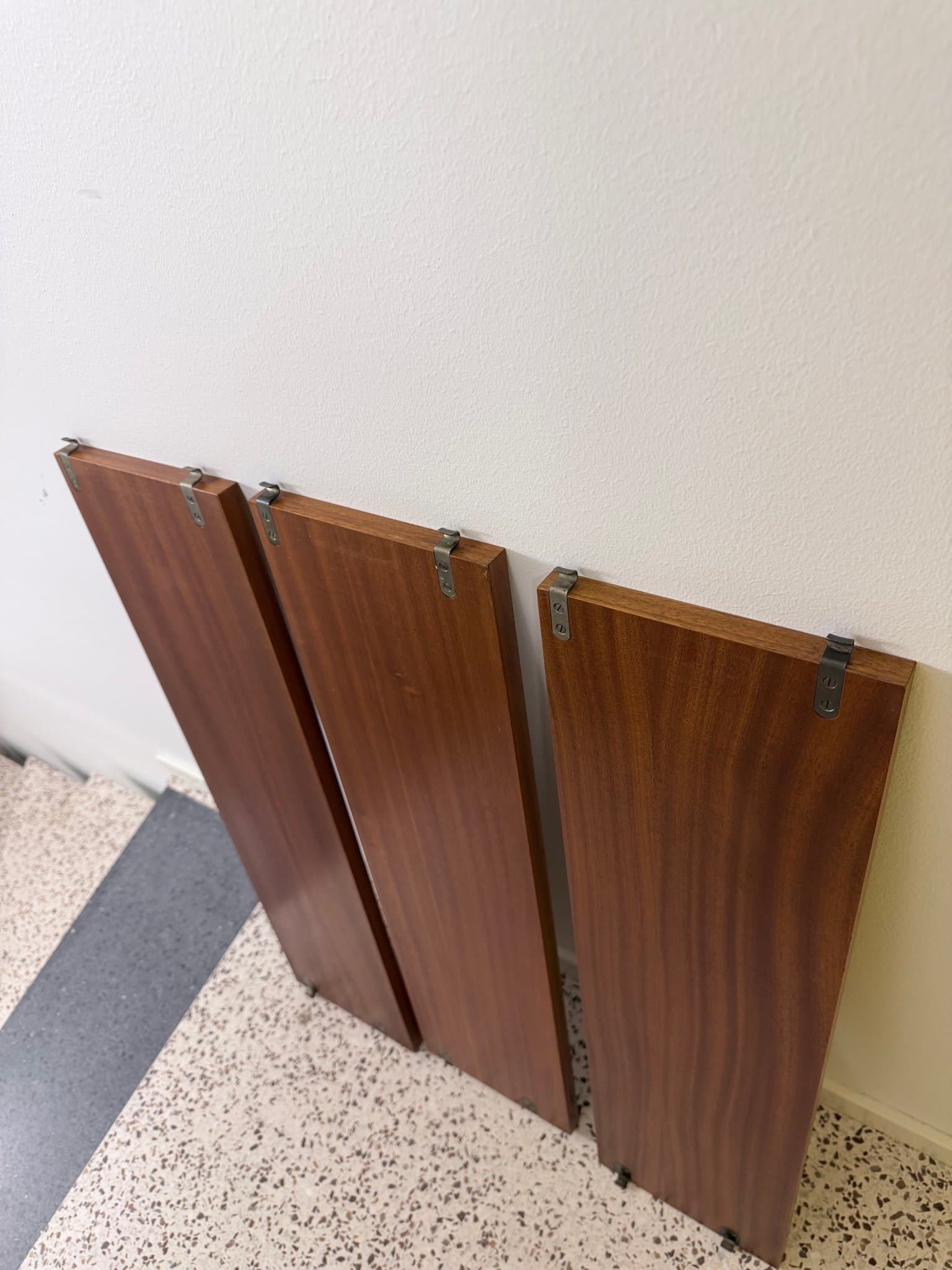 Hyllplan och tidningshylla i teak