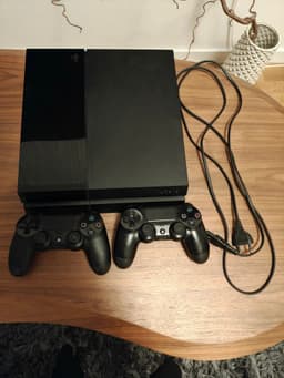 Playstation 4 med två handkontroller