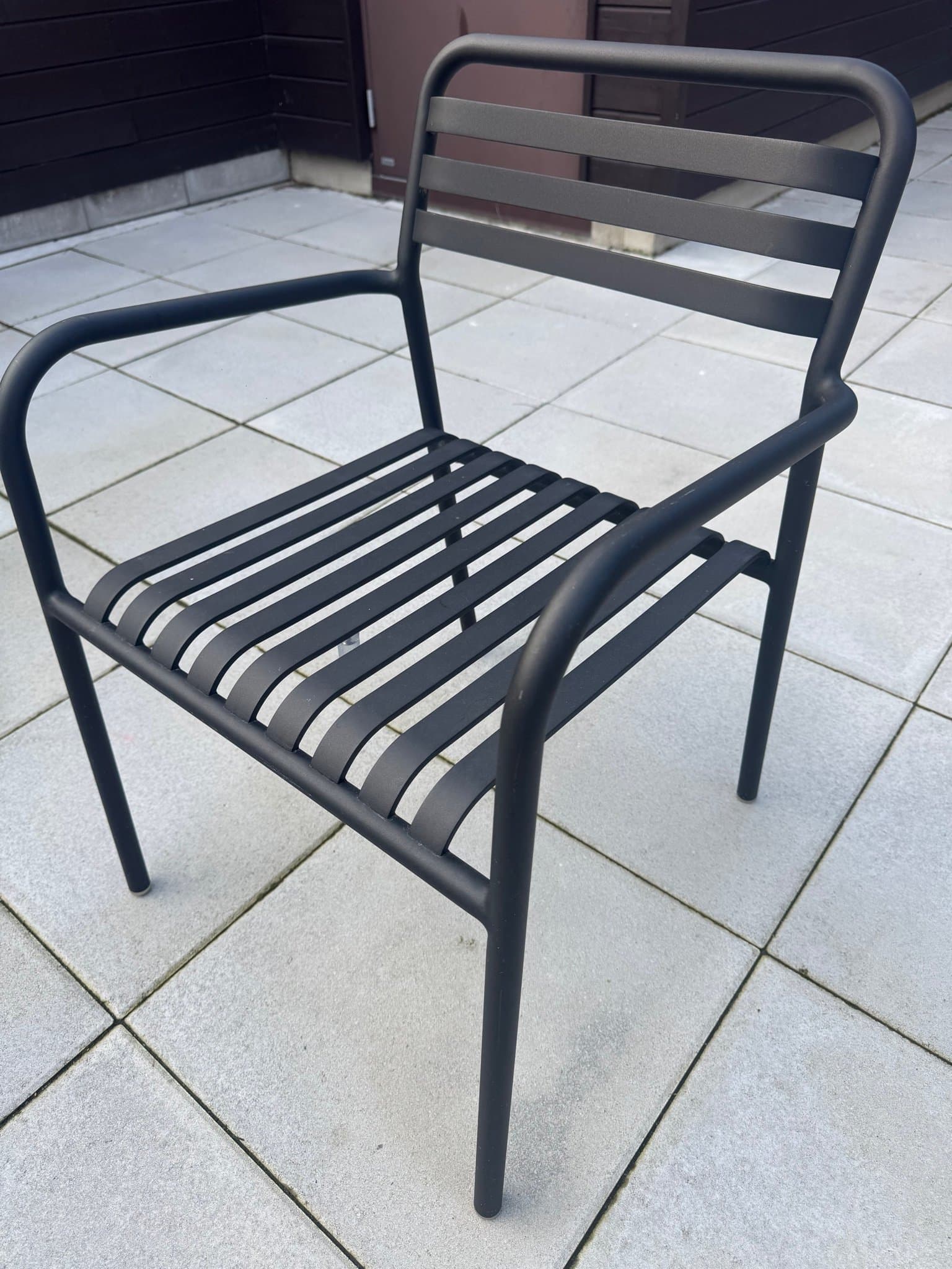 Akadi trädgårdsstol i svart pulverlackerad aluminium