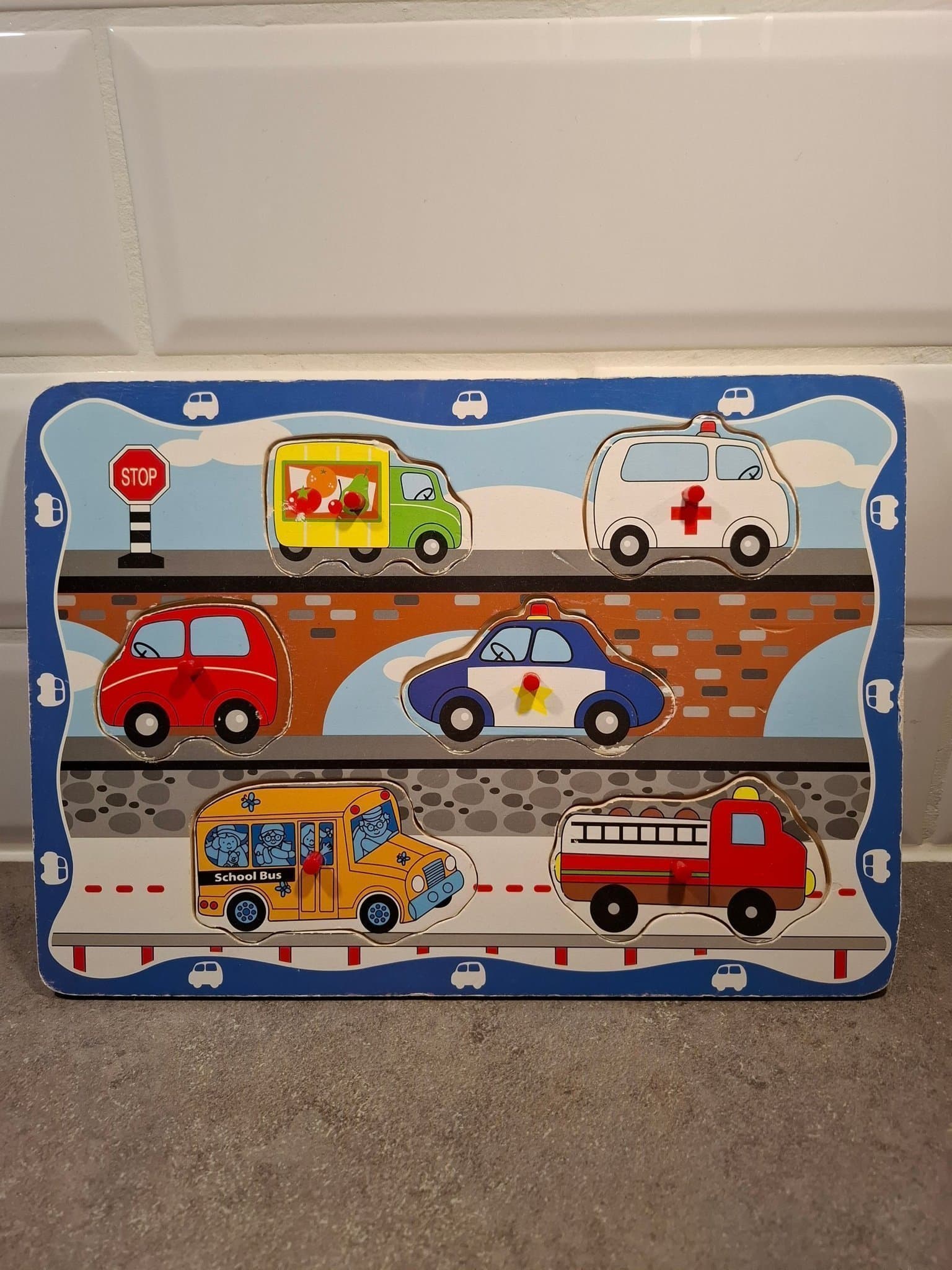 Knoppussel i trä med fordon