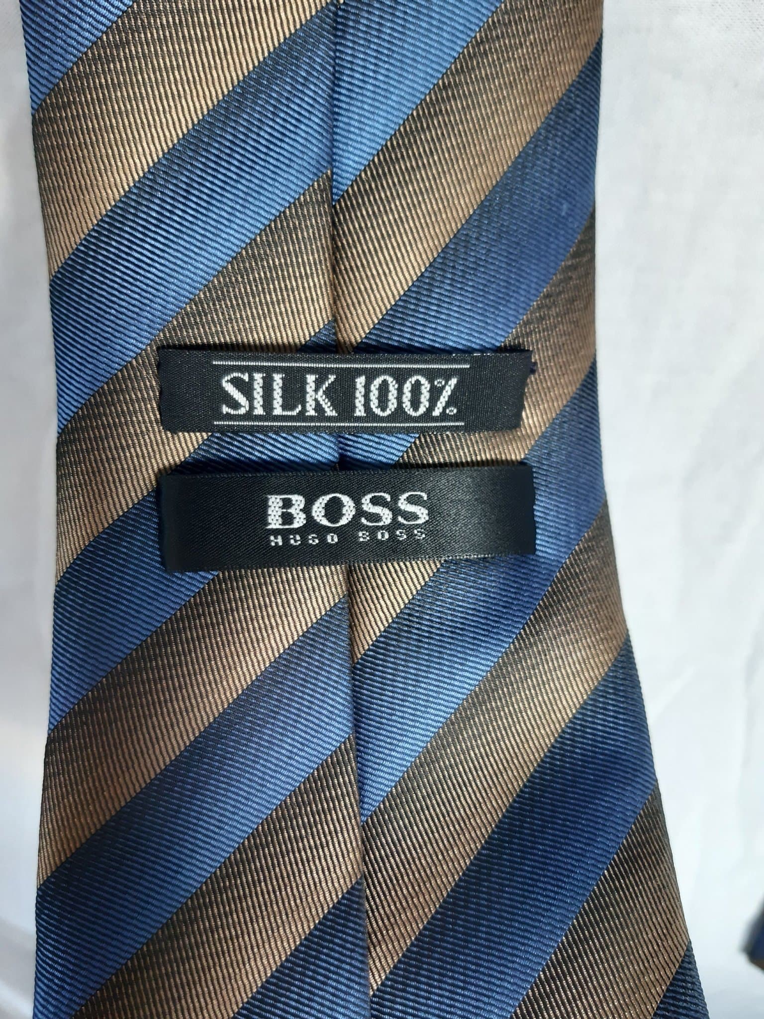 Snygg slips från HUGO BOSS – 100 % Siden – Blå/Guld randig