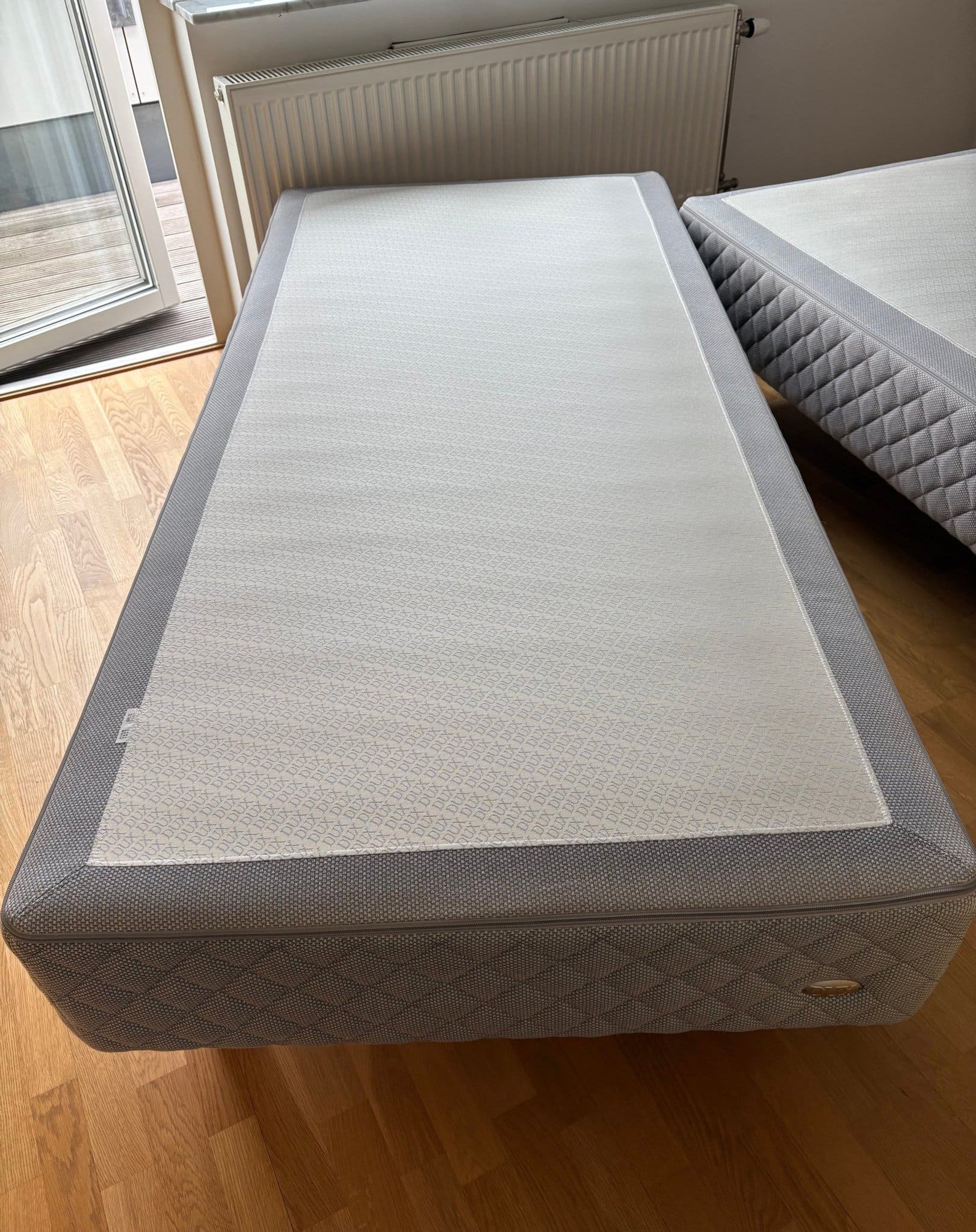 DUX 1001 ramsäng med resårbotten 90x200 cm, fasthet medium.