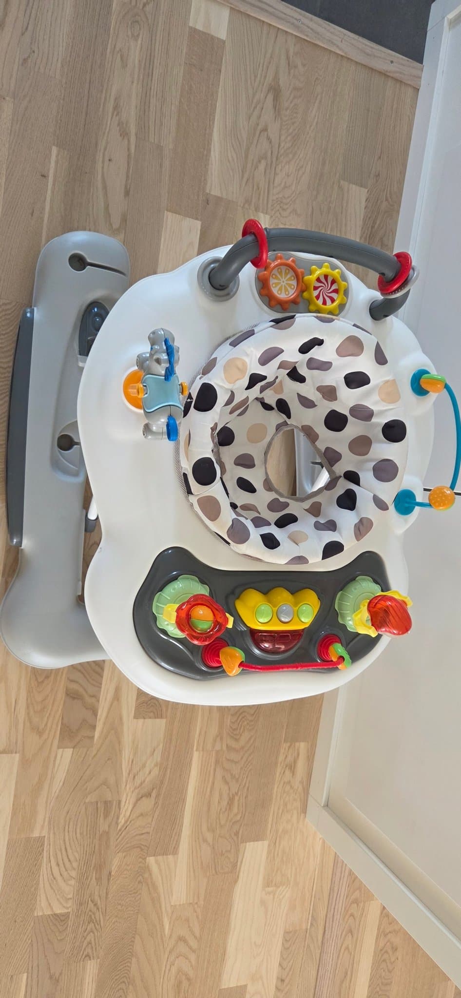Gåstol med aktivitetsbord från Moweo