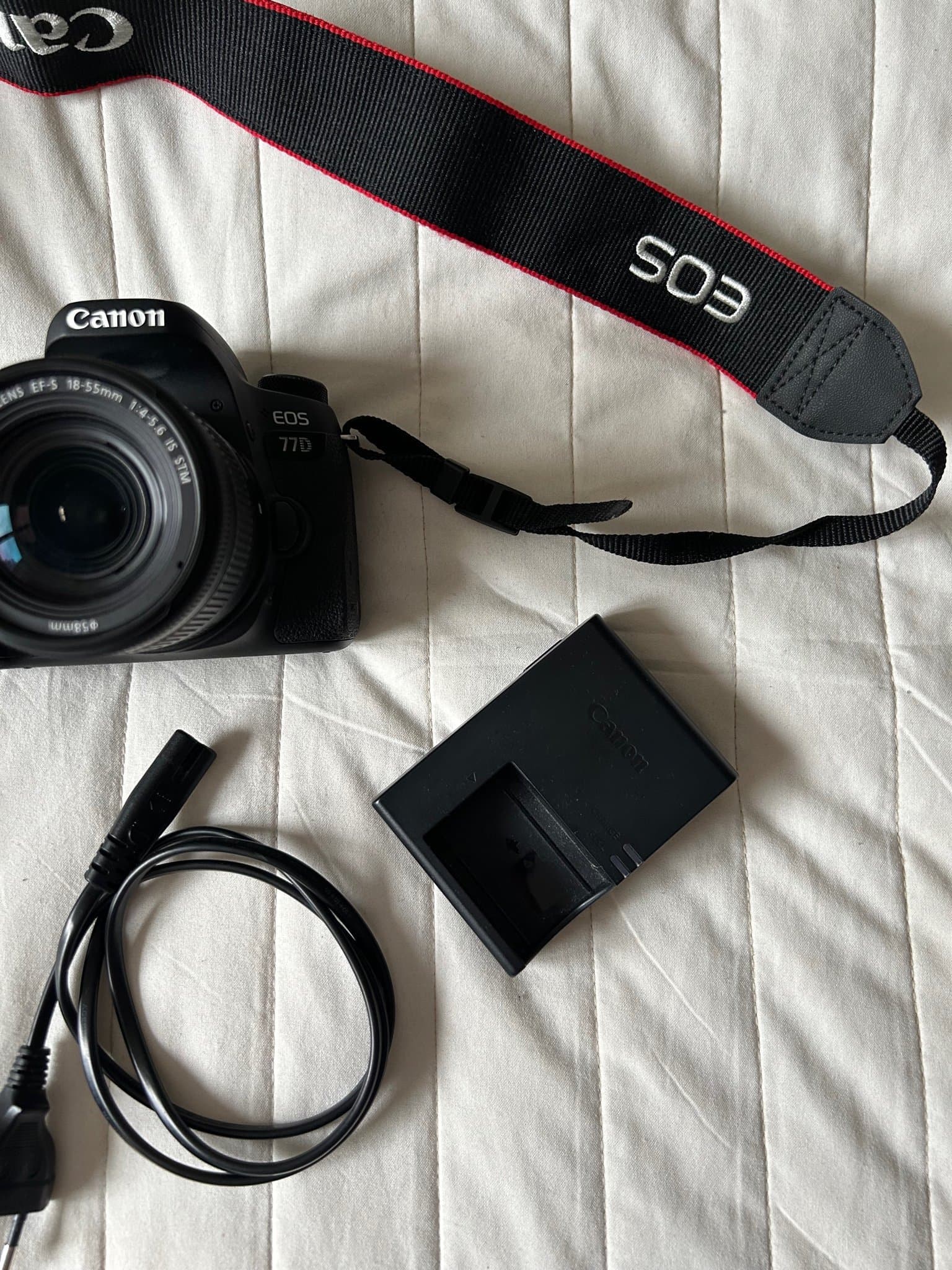 Canon EOS 77D + 18–55 IS STM | Endast 3 900 exponeringar | Mycket fint skick