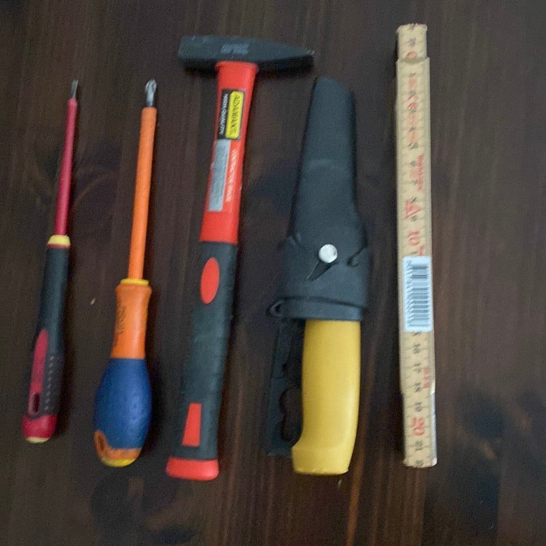 Verktygspaket med hammare, skruvmejslar, kniv och tumstock