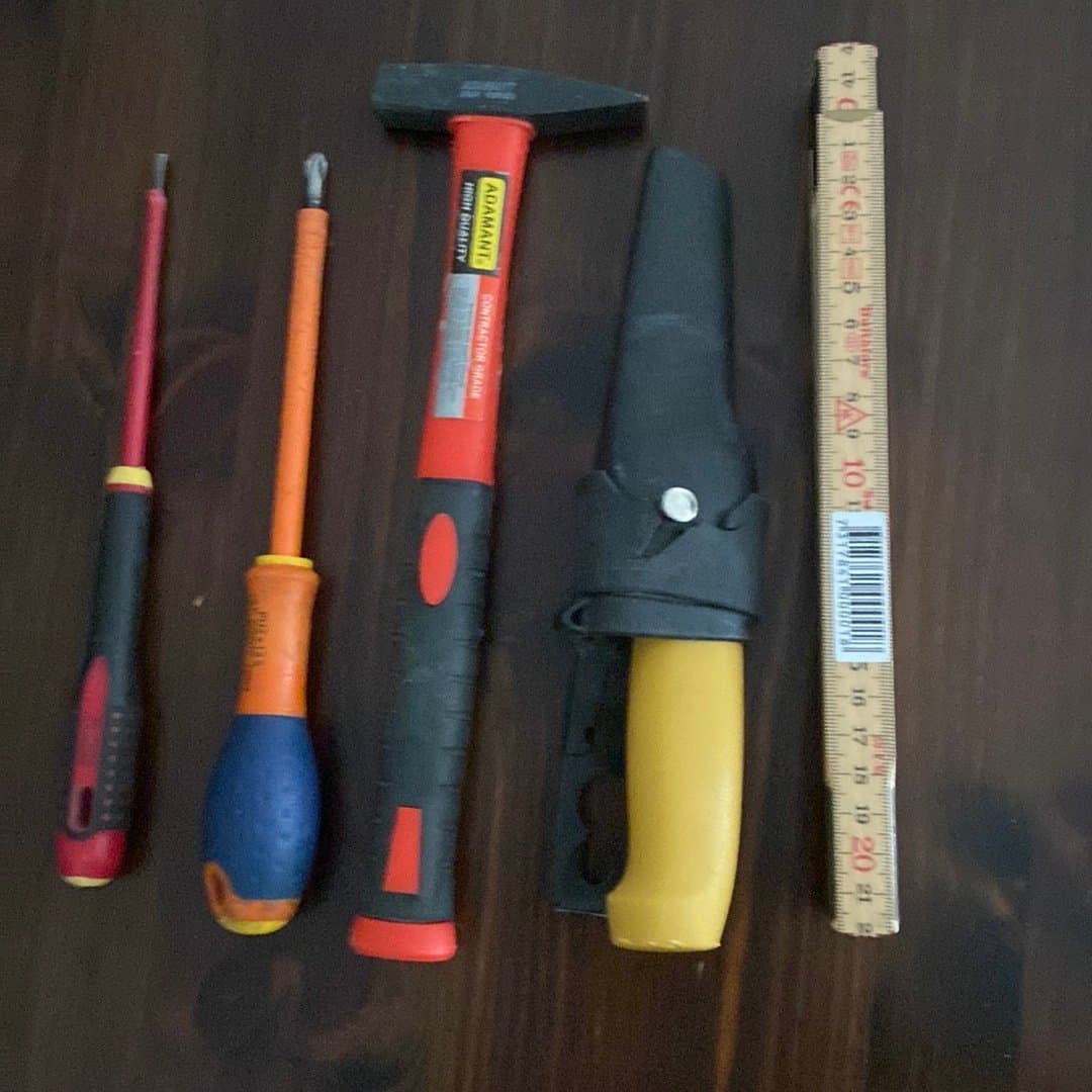 Verktygspaket med hammare, skruvmejslar, kniv och tumstock