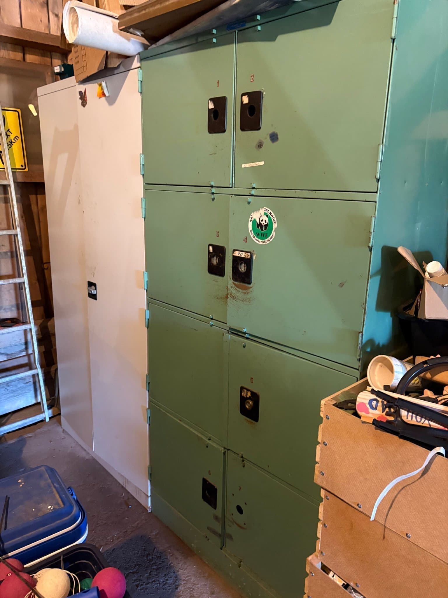 Förvaringsskåp i metall från Postverket