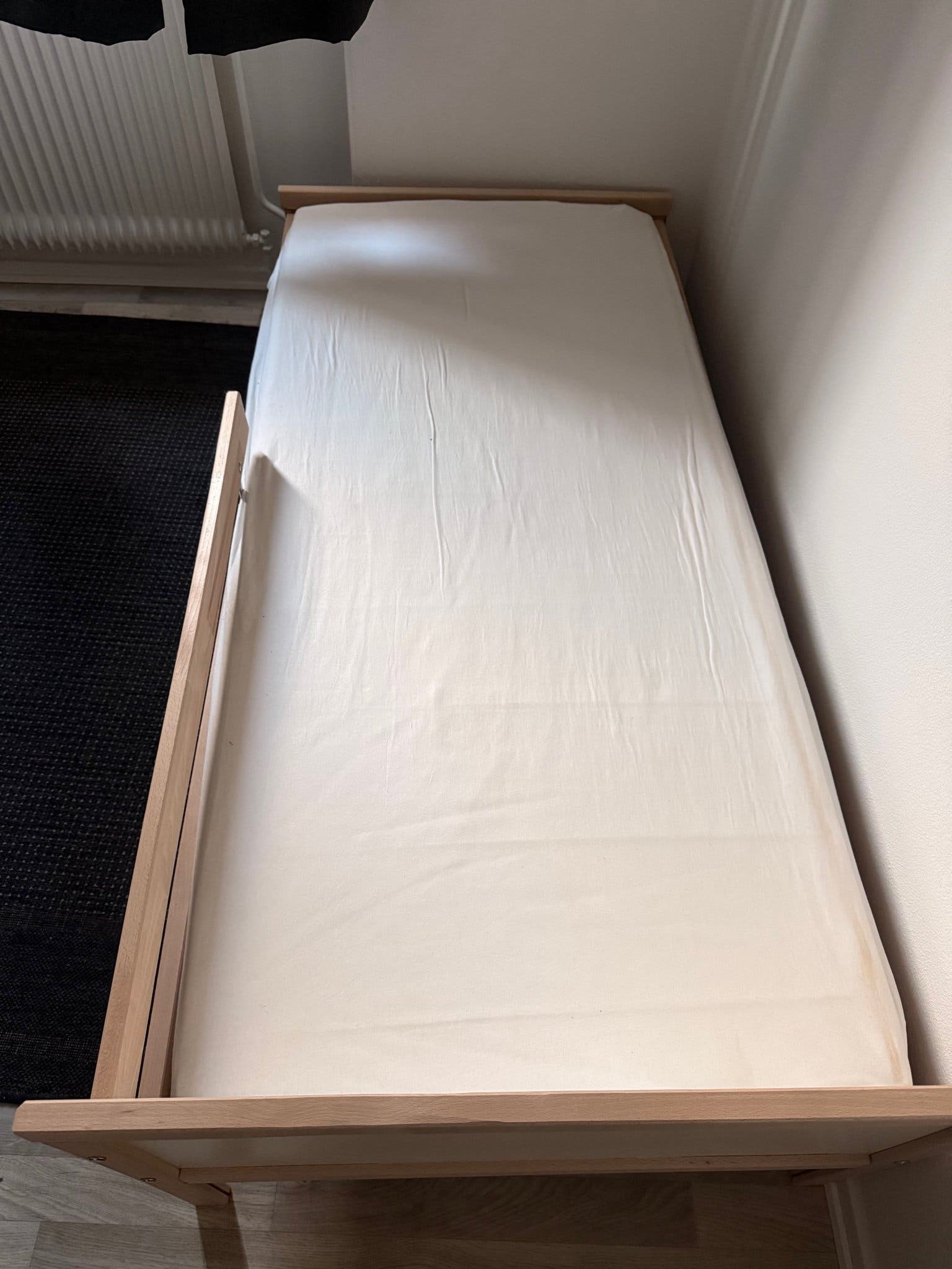 Sängram i trä med madrass