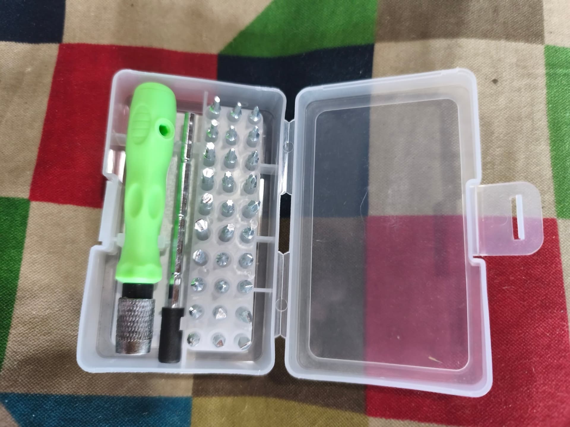 Skruvmejselsats med förlängare och 30 utbytbara bits