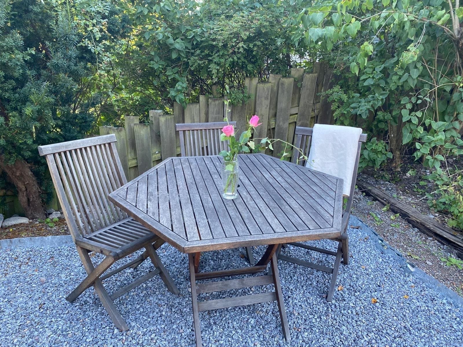 Oktagonalt teakbord med 3 stolar