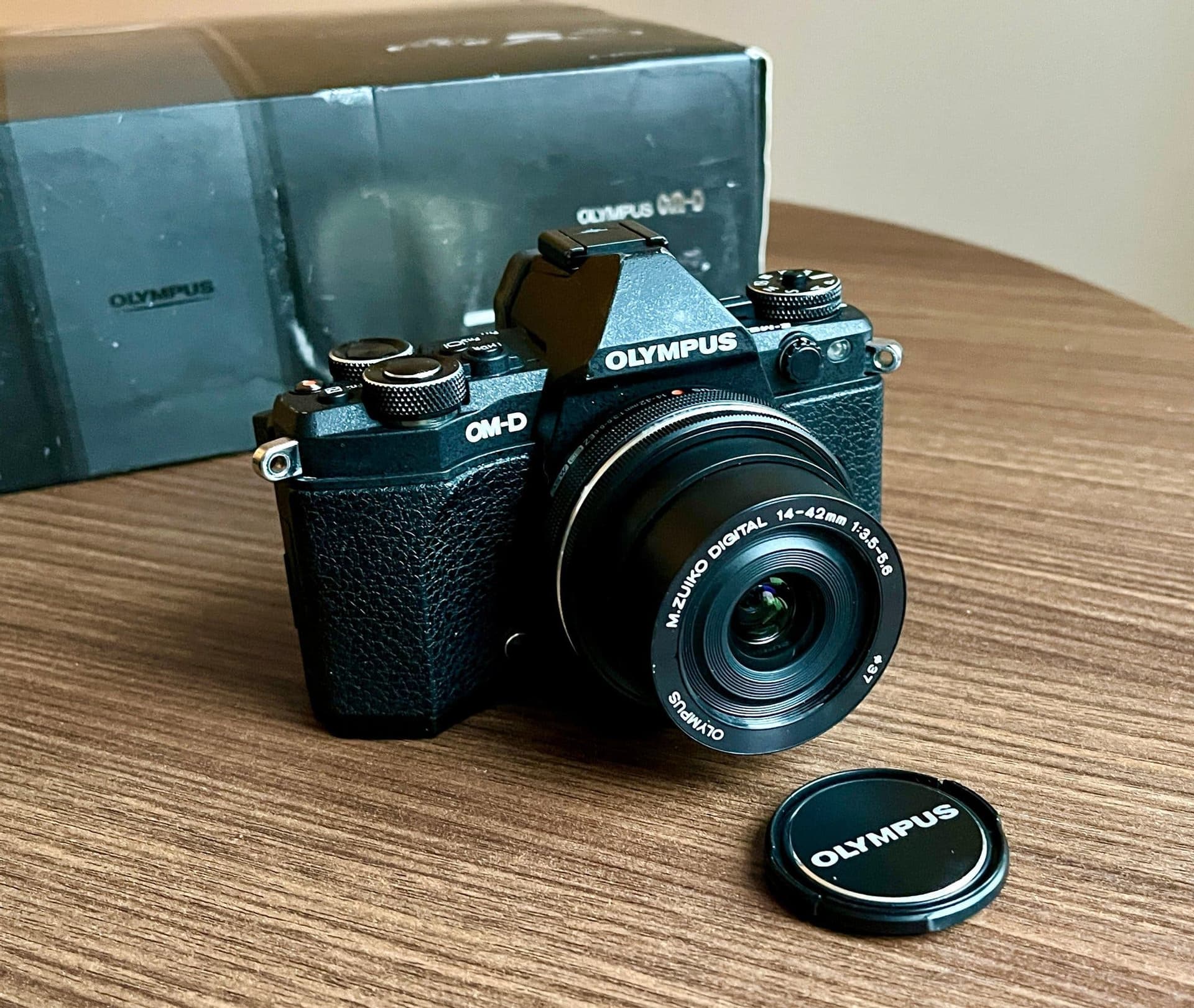 Olympus OM-D E-M5 Mark II med M.Zuiko Digital 14-42mm 1:3.5-5.6 objektiv