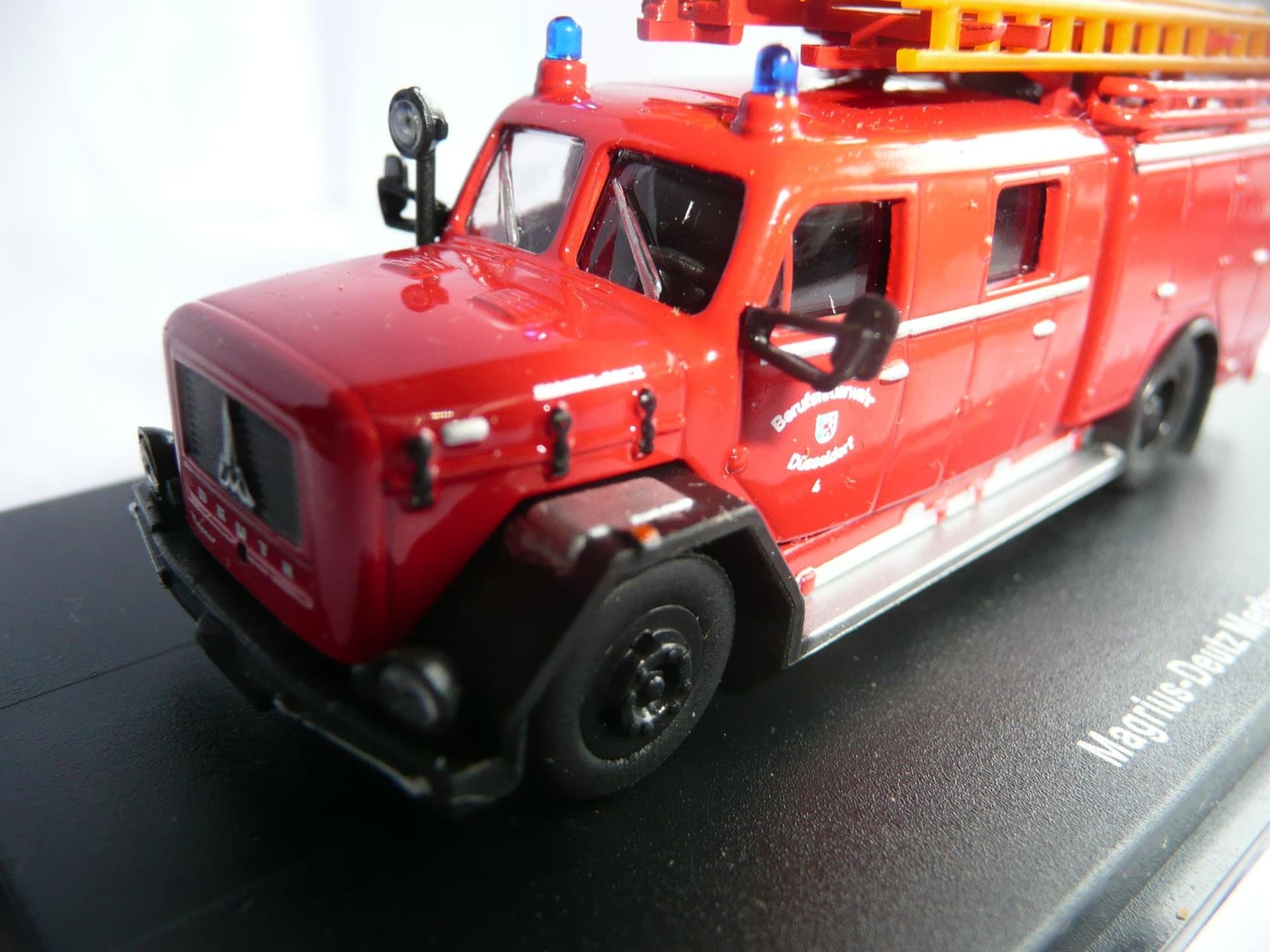 Modellastbil H0 1:87 Schuco Brandbil Magrius-Deutz Merkur LF16