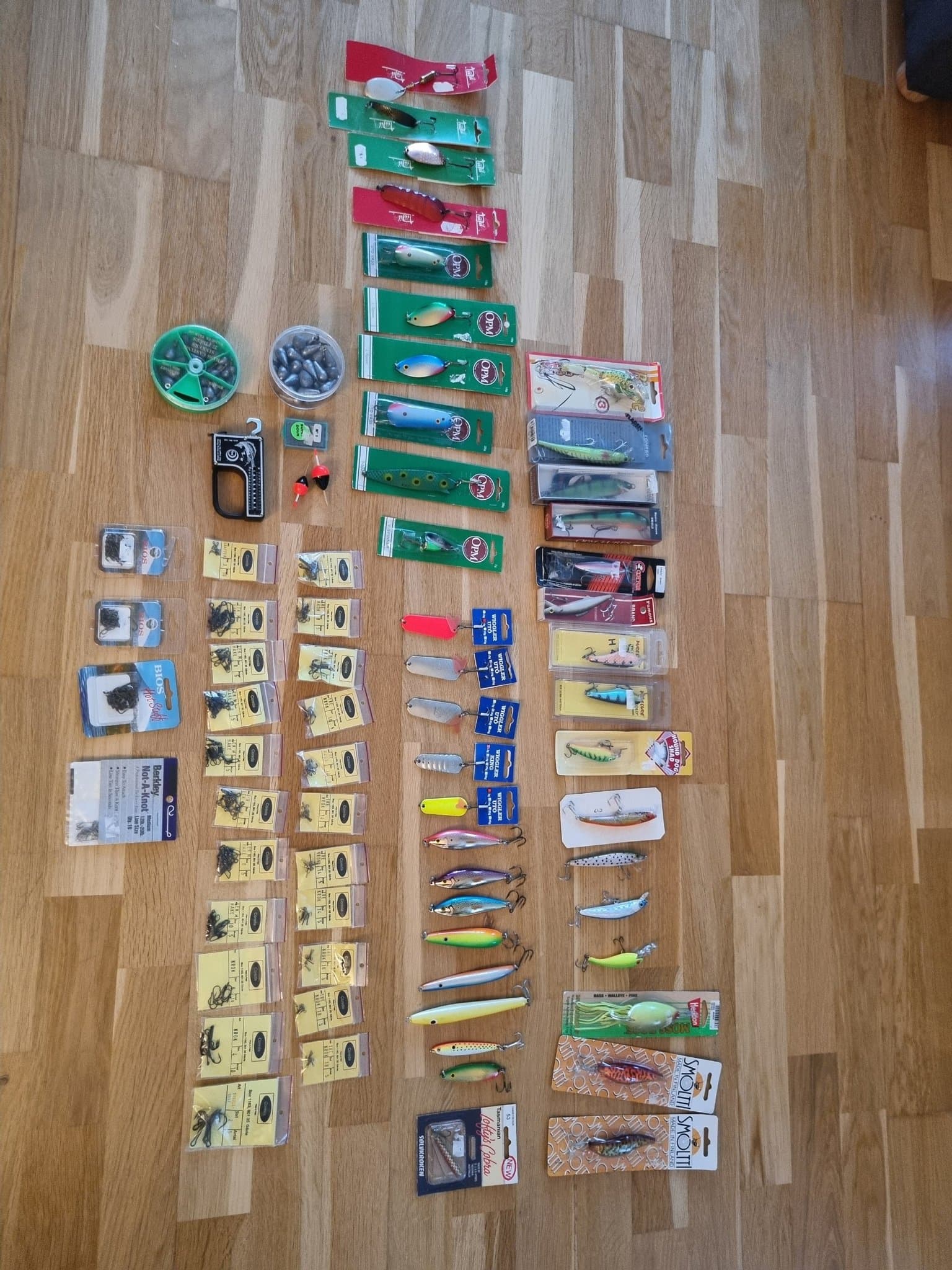 Nya blandade fiskedrag och tillbehör (spinnare/wobblers/skedar) i förpackningar