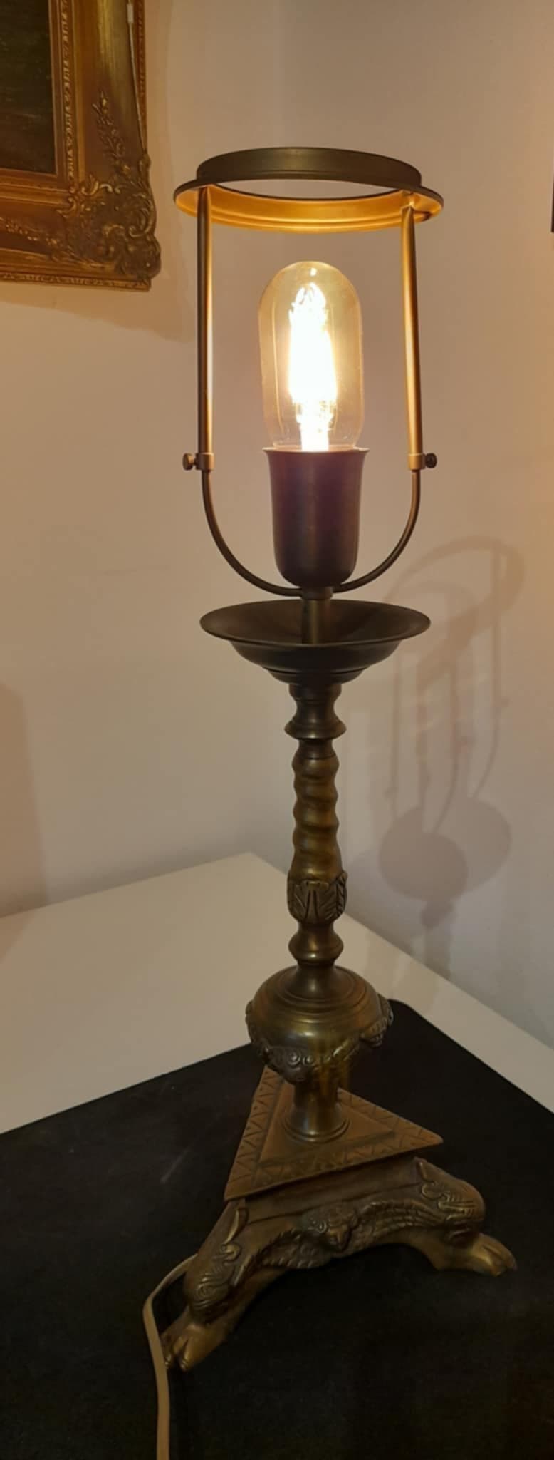 Dekorativ vintagebordslampa tillverkad av mässing